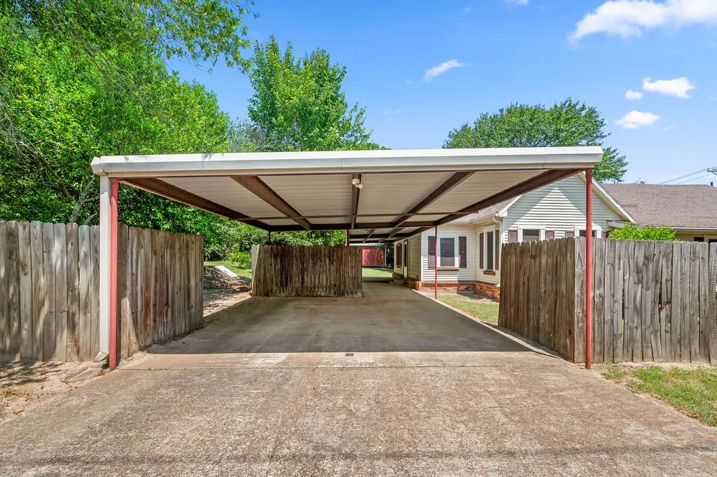 Single Family Residence For Sale in Houston County , 211 S Olive Street, Grapeland, Texas 75844, 2 Bedroom, 2 Bathroom, Garage spaces, 1,464 Sqft, built in 1930, mls#21331283, Real Estate Agent in Grapeland, Homes For Sale in Houston county, Homes For Sale in Grapeland, Realtor in Grapeland Texas, Real Estate Brokerage Independent Realty Texas, Luminita Cordes Realtor