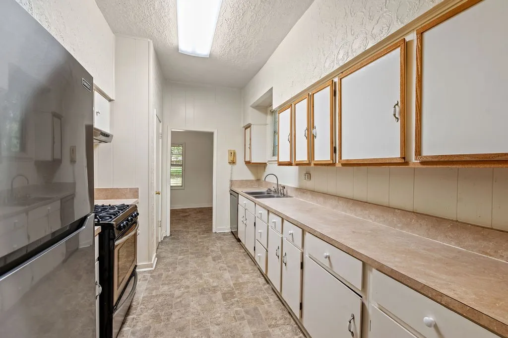 Single Family Residence For Sale in Houston County , 211 S Olive Street, Grapeland, Texas 75844, 2 Bedroom, 2 Bathroom, Garage spaces, 1,464 Sqft, built in 1930, mls#21331283, Real Estate Agent in Grapeland, Homes For Sale in Houston county, Homes For Sale in Grapeland, Realtor in Grapeland Texas, Real Estate Brokerage Independent Realty Texas, Luminita Cordes Realtor