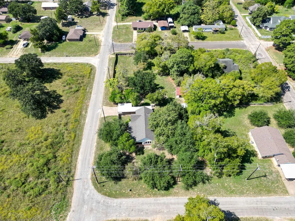 Single Family Residence For Sale in Houston County , 211 S Olive Street, Grapeland, Texas 75844, 2 Bedroom, 2 Bathroom, Garage spaces, 1,464 Sqft, built in 1930, mls#21331283, Real Estate Agent in Grapeland, Homes For Sale in Houston county, Homes For Sale in Grapeland, Realtor in Grapeland Texas, Real Estate Brokerage Independent Realty Texas, Luminita Cordes Realtor