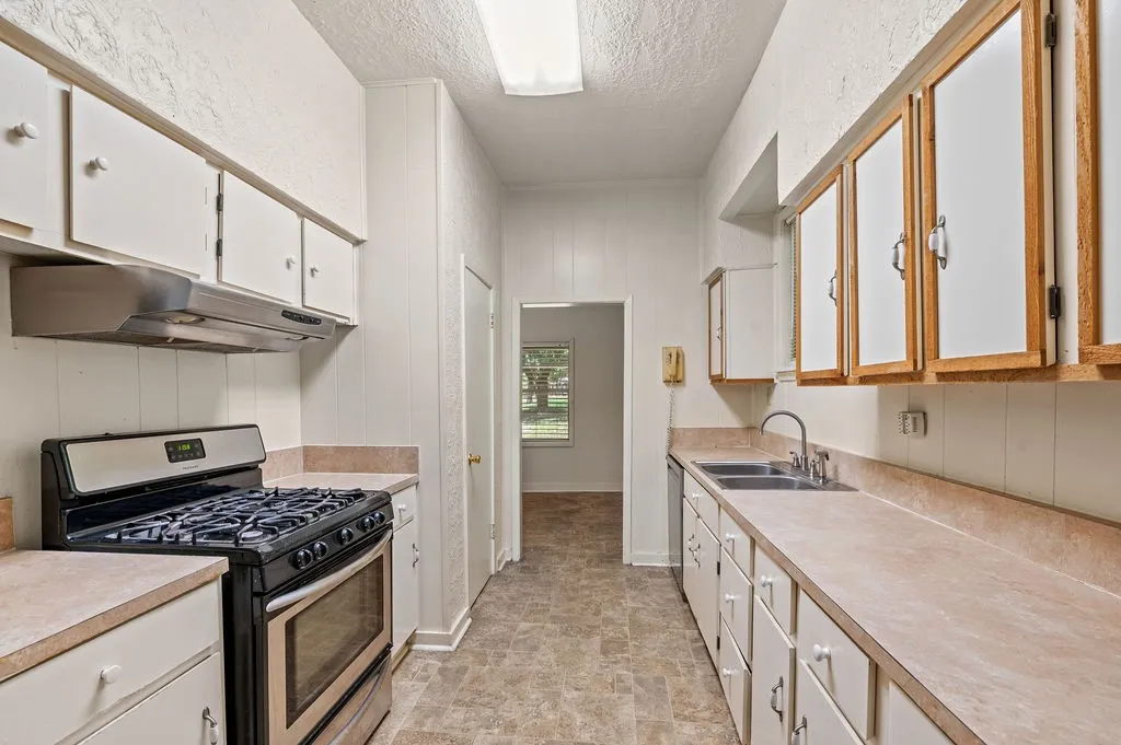 Single Family Residence For Sale in Houston County , 211 S Olive Street, Grapeland, Texas 75844, 2 Bedroom, 2 Bathroom, Garage spaces, 1,464 Sqft, built in 1930, mls#21331283, Real Estate Agent in Grapeland, Homes For Sale in Houston county, Homes For Sale in Grapeland, Realtor in Grapeland Texas, Real Estate Brokerage Independent Realty Texas, Luminita Cordes Realtor