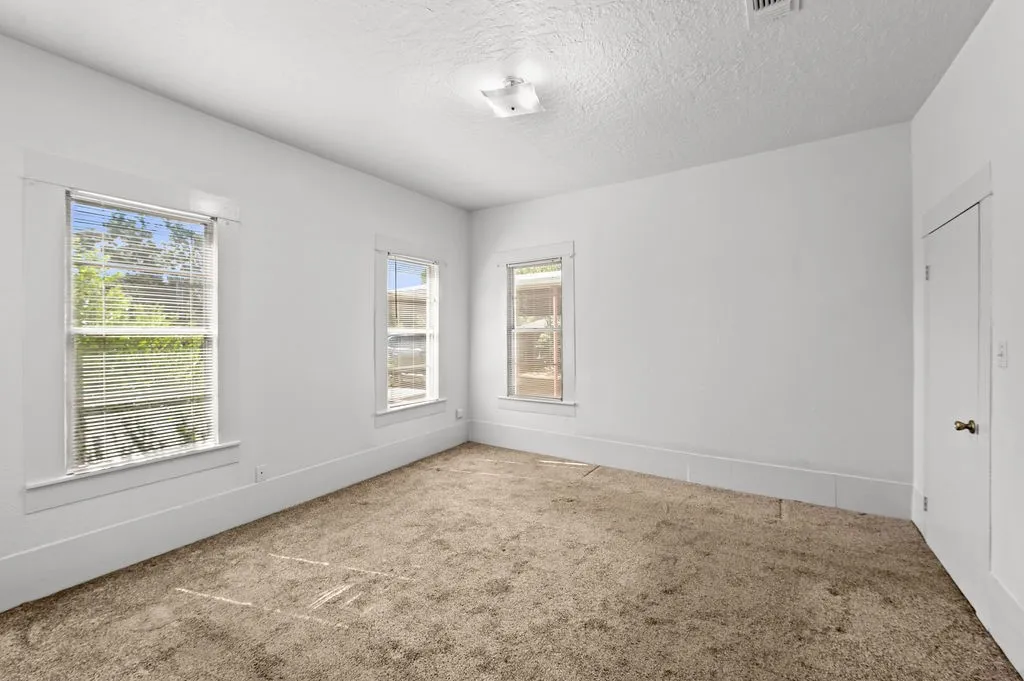 Single Family Residence For Sale in Houston County , 211 S Olive Street, Grapeland, Texas 75844, 2 Bedroom, 2 Bathroom, Garage spaces, 1,464 Sqft, built in 1930, mls#21331283, Real Estate Agent in Grapeland, Homes For Sale in Houston county, Homes For Sale in Grapeland, Realtor in Grapeland Texas, Real Estate Brokerage Independent Realty Texas, Luminita Cordes Realtor