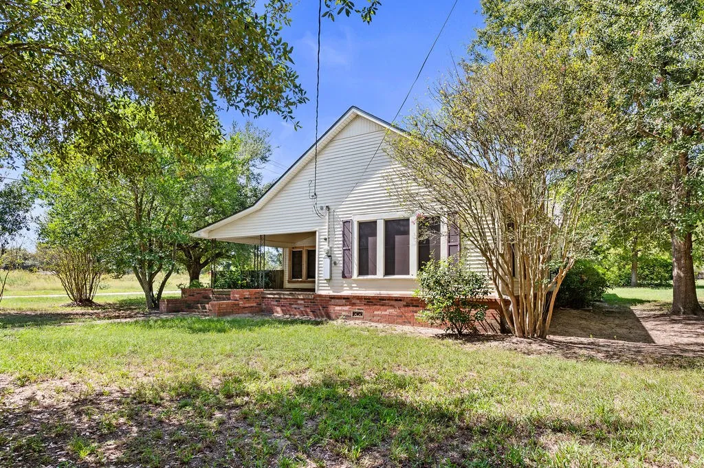 Single Family Residence For Sale in Houston County , 211 S Olive Street, Grapeland, Texas 75844, 2 Bedroom, 2 Bathroom, Garage spaces, 1,464 Sqft, built in 1930, mls#21331283, Real Estate Agent in Grapeland, Homes For Sale in Houston county, Homes For Sale in Grapeland, Realtor in Grapeland Texas, Real Estate Brokerage Independent Realty Texas, Luminita Cordes Realtor