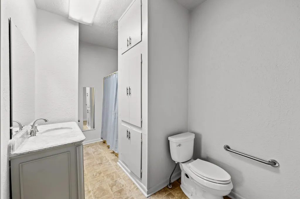 Single Family Residence For Sale in Houston County , 211 S Olive Street, Grapeland, Texas 75844, 2 Bedroom, 2 Bathroom, Garage spaces, 1,464 Sqft, built in 1930, mls#21331283, Real Estate Agent in Grapeland, Homes For Sale in Houston county, Homes For Sale in Grapeland, Realtor in Grapeland Texas, Real Estate Brokerage Independent Realty Texas, Luminita Cordes Realtor