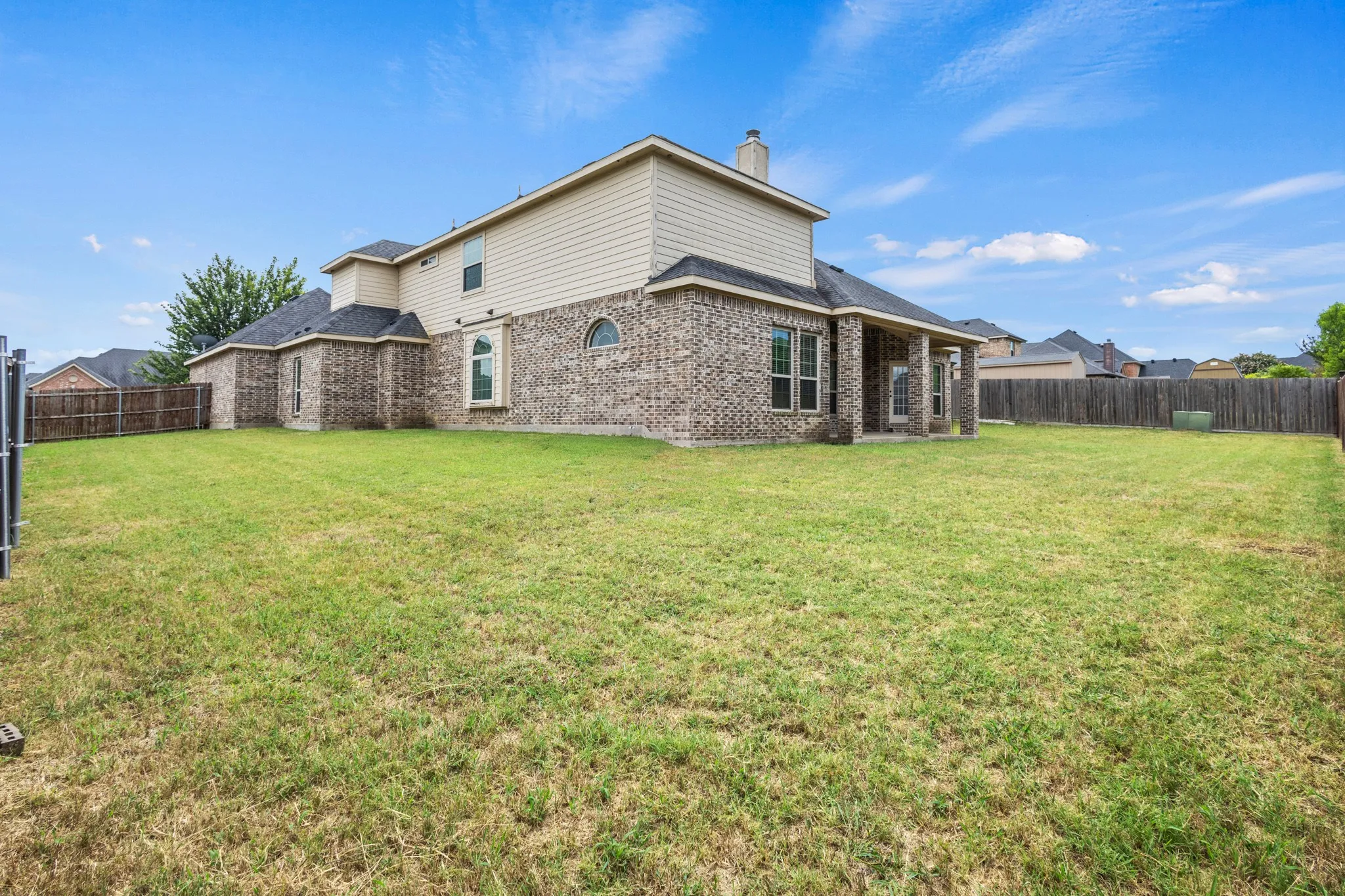 Single Family Residence For Sale in Ellis County , 206 White Rock Court, Ovilla, Texas 75154, 6 Bedroom, 4 Bathroom, 3 Garage spaces, 4,486 Sqft, built in 2015, mls#21331305, Real Estate Agent in Ovilla, Homes For Sale in Ellis county, Homes For Sale in Ovilla, Realtor in Ovilla Texas, Real Estate Brokerage Independent Realty Texas, Luminita Cordes Realtor