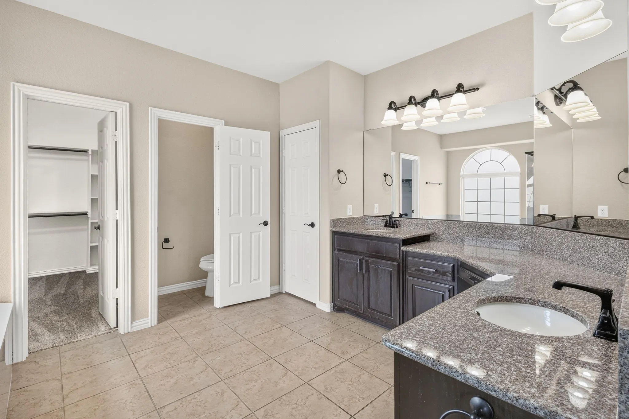 Single Family Residence For Sale in Ellis County , 206 White Rock Court, Ovilla, Texas 75154, 6 Bedroom, 4 Bathroom, 3 Garage spaces, 4,486 Sqft, built in 2015, mls#21331305, Real Estate Agent in Ovilla, Homes For Sale in Ellis county, Homes For Sale in Ovilla, Realtor in Ovilla Texas, Real Estate Brokerage Independent Realty Texas, Luminita Cordes Realtor