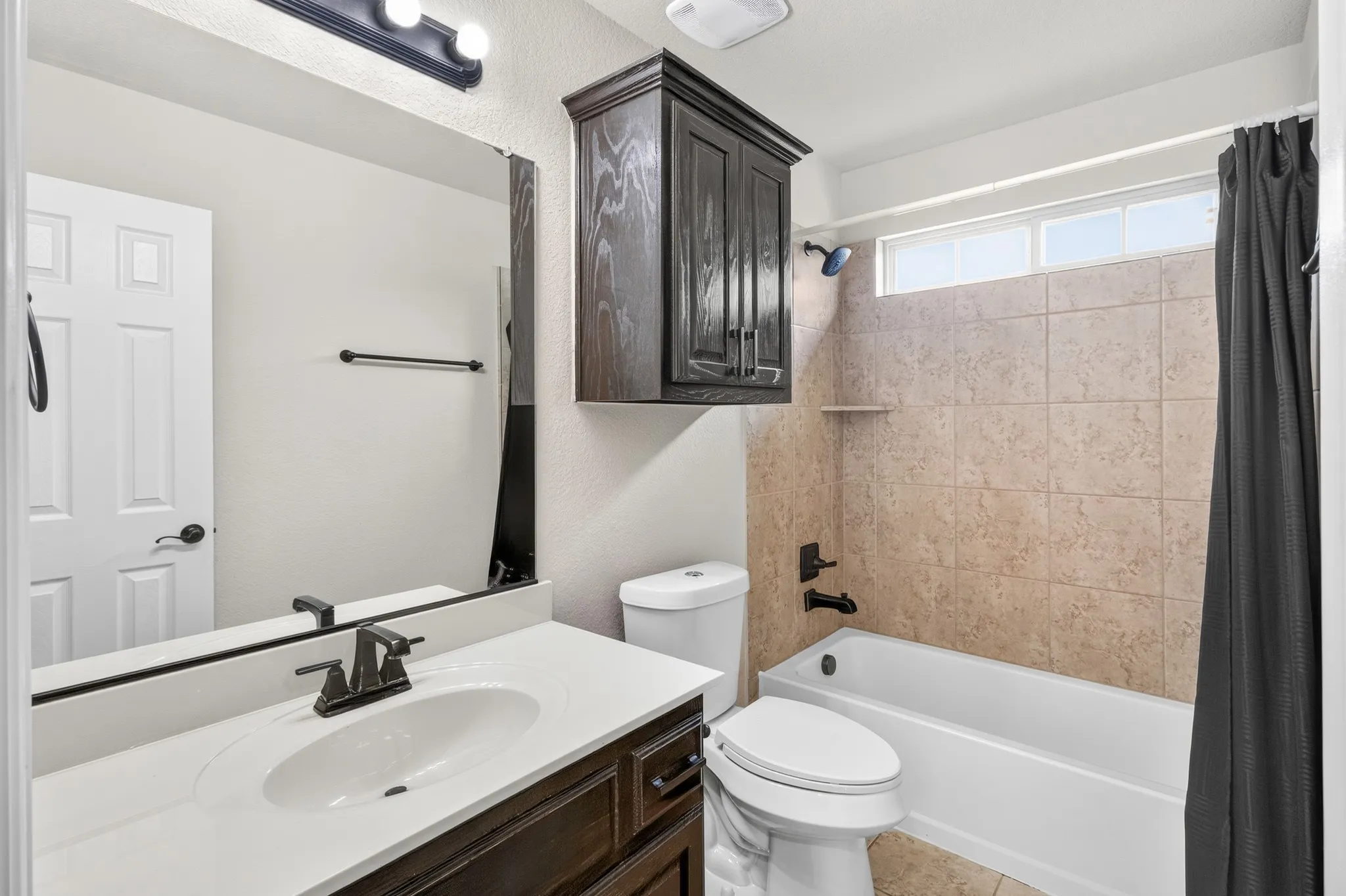 Single Family Residence For Sale in Ellis County , 206 White Rock Court, Ovilla, Texas 75154, 6 Bedroom, 4 Bathroom, 3 Garage spaces, 4,486 Sqft, built in 2015, mls#21331305, Real Estate Agent in Ovilla, Homes For Sale in Ellis county, Homes For Sale in Ovilla, Realtor in Ovilla Texas, Real Estate Brokerage Independent Realty Texas, Luminita Cordes Realtor