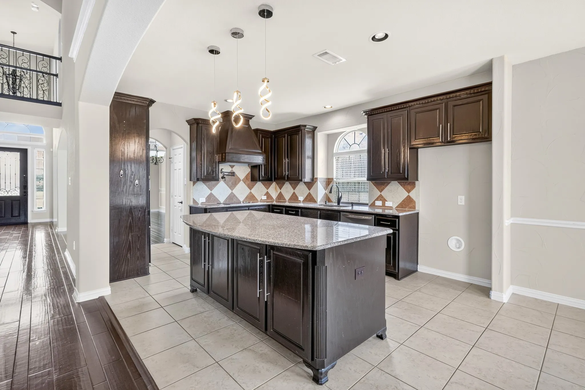 Single Family Residence For Sale in Ellis County , 206 White Rock Court, Ovilla, Texas 75154, 6 Bedroom, 4 Bathroom, 3 Garage spaces, 4,486 Sqft, built in 2015, mls#21331305, Real Estate Agent in Ovilla, Homes For Sale in Ellis county, Homes For Sale in Ovilla, Realtor in Ovilla Texas, Real Estate Brokerage Independent Realty Texas, Luminita Cordes Realtor