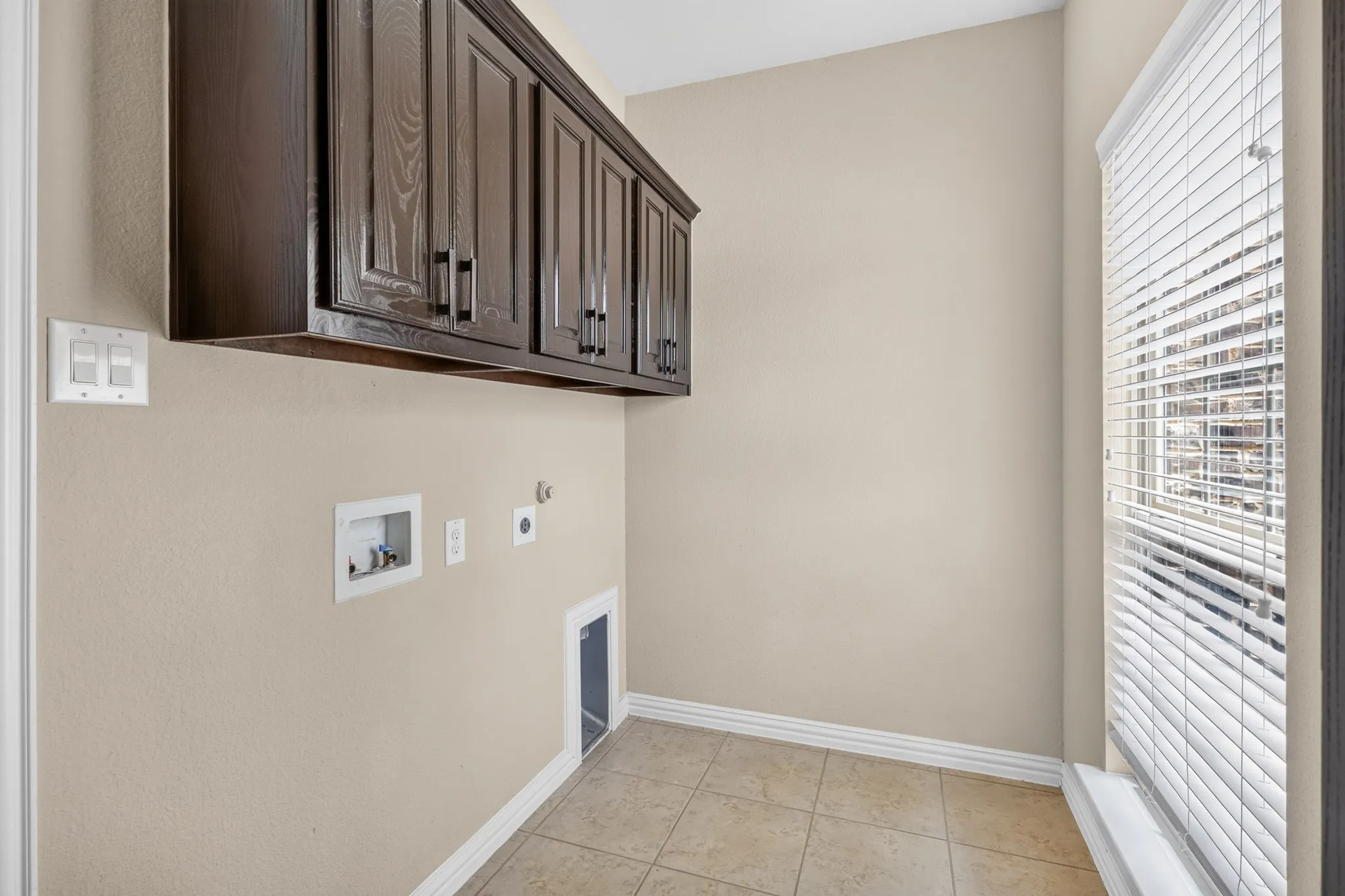 Single Family Residence For Sale in Ellis County , 206 White Rock Court, Ovilla, Texas 75154, 6 Bedroom, 4 Bathroom, 3 Garage spaces, 4,486 Sqft, built in 2015, mls#21331305, Real Estate Agent in Ovilla, Homes For Sale in Ellis county, Homes For Sale in Ovilla, Realtor in Ovilla Texas, Real Estate Brokerage Independent Realty Texas, Luminita Cordes Realtor
