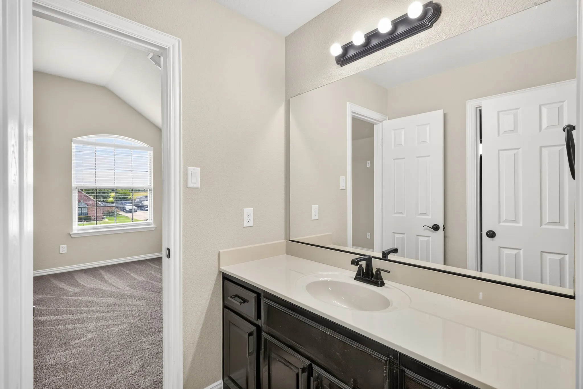 Single Family Residence For Sale in Ellis County , 206 White Rock Court, Ovilla, Texas 75154, 6 Bedroom, 4 Bathroom, 3 Garage spaces, 4,486 Sqft, built in 2015, mls#21331305, Real Estate Agent in Ovilla, Homes For Sale in Ellis county, Homes For Sale in Ovilla, Realtor in Ovilla Texas, Real Estate Brokerage Independent Realty Texas, Luminita Cordes Realtor