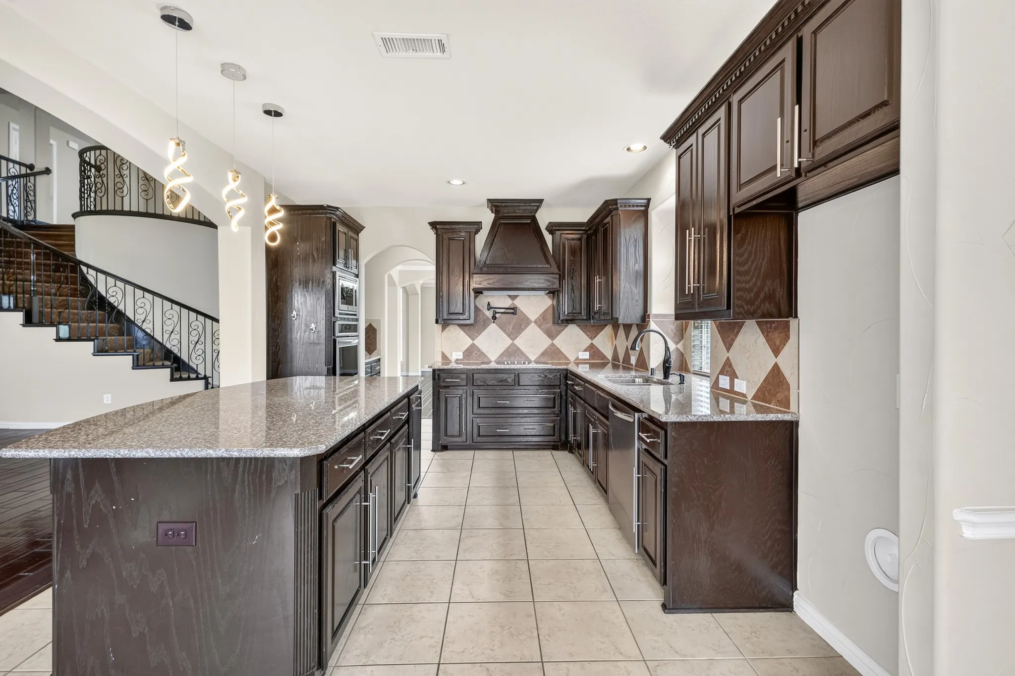 Single Family Residence For Sale in Ellis County , 206 White Rock Court, Ovilla, Texas 75154, 6 Bedroom, 4 Bathroom, 3 Garage spaces, 4,486 Sqft, built in 2015, mls#21331305, Real Estate Agent in Ovilla, Homes For Sale in Ellis county, Homes For Sale in Ovilla, Realtor in Ovilla Texas, Real Estate Brokerage Independent Realty Texas, Luminita Cordes Realtor