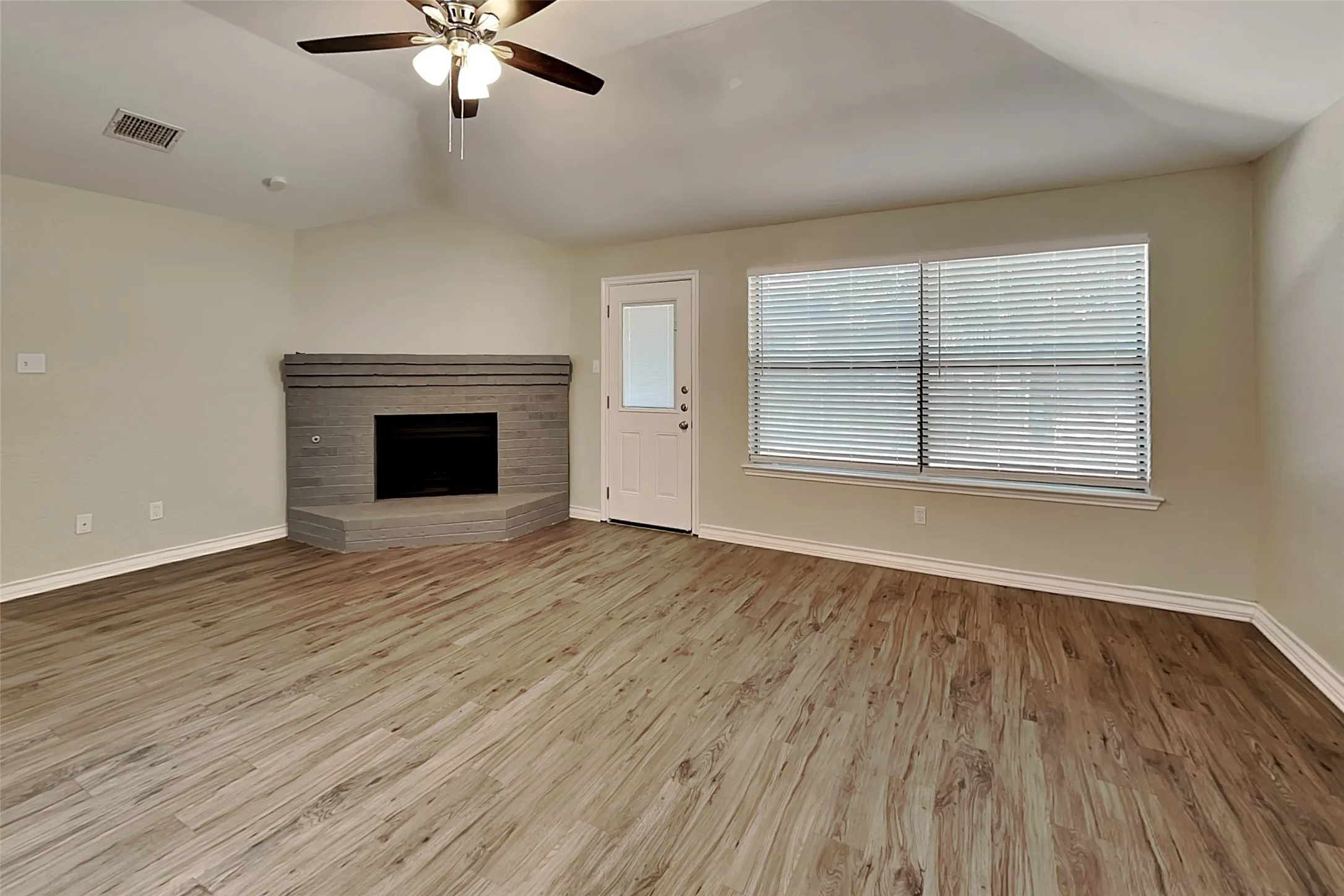 Single Family Residence For Rent in Denton County , 1319 Colony Court, Flower Mound, Texas 75028, 3 Bedroom, 2 Bathroom, 2 Garage spaces, 1,538 Sqft, built in 1984, mls#21331297, Real Estate Agent in Flower Mound, Homes For Rent in Denton county, Homes For Rent in Flower Mound, Realtor in Flower Mound Texas, Real Estate Brokerage Independent Realty Texas, Luminita Cordes Realtor