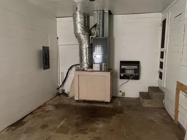Single Family Residence For Sale in Red River (TX) County , 106 NW 2nd Street, Bogata, Texas 75417, 3 Bedroom, 2 Bathroom, Garage spaces, 1,697 Sqft, built in 1920, mls#21331258, Real Estate Agent in Bogata, Homes For Sale in Red River (TX) county, Homes For Sale in Bogata, Realtor in Bogata Texas, Real Estate Brokerage Independent Realty Texas, Luminita Cordes Realtor