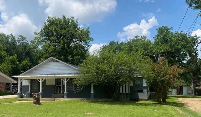 Single Family Residence For Sale in Red River (TX) County , 106 NW 2nd Street, Bogata, Texas 75417, 3 Bedroom, 2 Bathroom, Garage spaces, 1,697 Sqft, built in 1920, mls#21331258, Real Estate Agent in Bogata, Homes For Sale in Red River (TX) county, Homes For Sale in Bogata, Realtor in Bogata Texas, Real Estate Brokerage Independent Realty Texas, Luminita Cordes Realtor