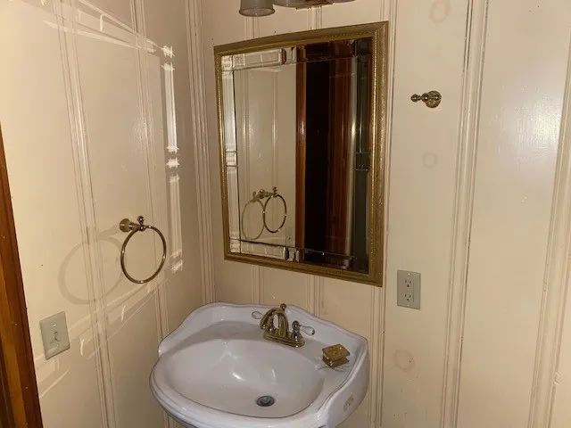 Single Family Residence For Sale in Red River (TX) County , 106 NW 2nd Street, Bogata, Texas 75417, 3 Bedroom, 2 Bathroom, Garage spaces, 1,697 Sqft, built in 1920, mls#21331258, Real Estate Agent in Bogata, Homes For Sale in Red River (TX) county, Homes For Sale in Bogata, Realtor in Bogata Texas, Real Estate Brokerage Independent Realty Texas, Luminita Cordes Realtor
