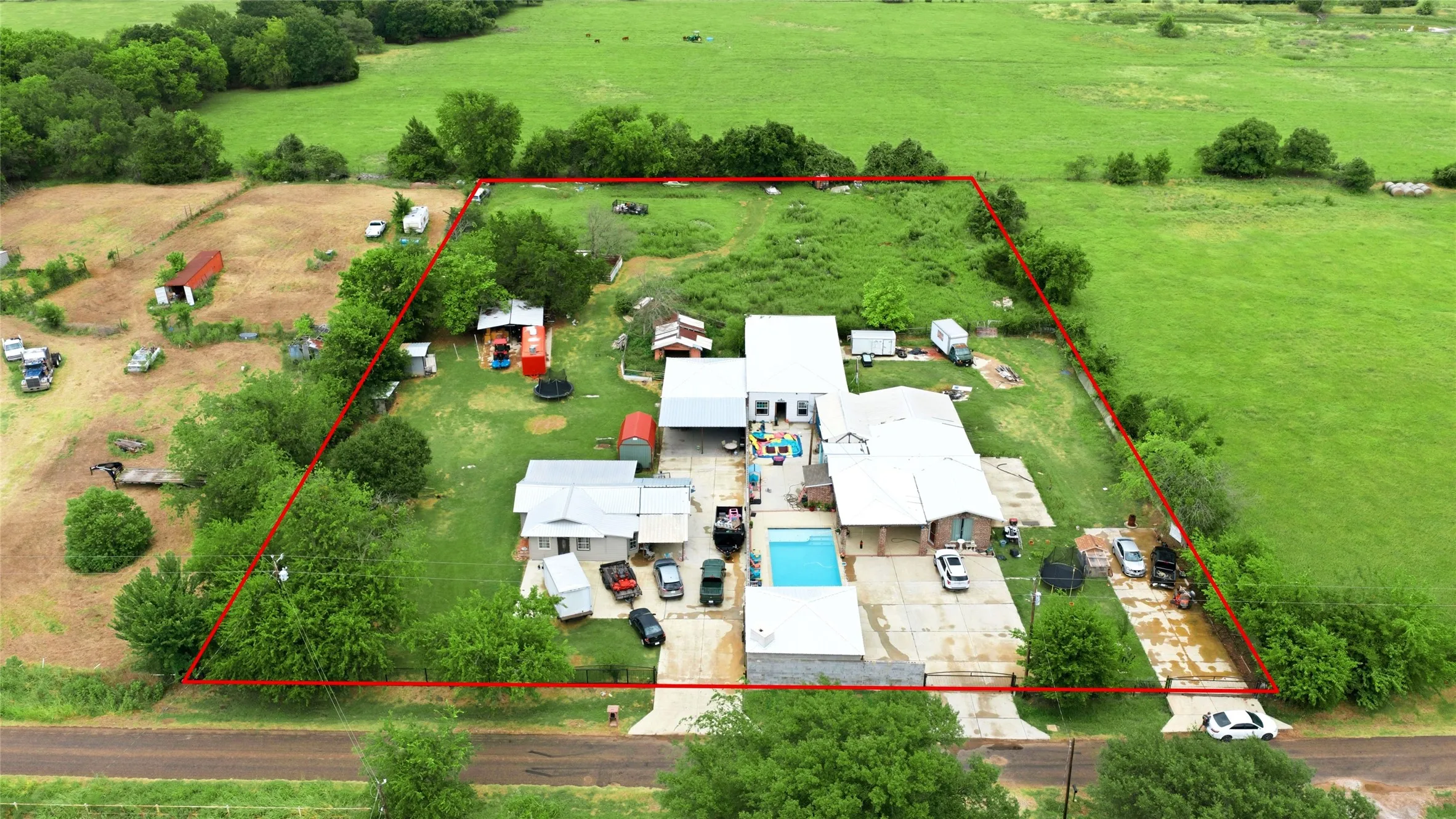 Single Family Residence For Sale in Kaufman County , 19685 County Road 4045a, Kemp, Texas 75143, 4 Bedroom, 2 Bathroom, Garage spaces, 3,202 Sqft, built in 1990, mls#21330271, Real Estate Agent in Kemp, Homes For Sale in Kaufman county, Homes For Sale in Kemp, Realtor in Kemp Texas, Real Estate Brokerage Independent Realty Texas, Luminita Cordes Realtor