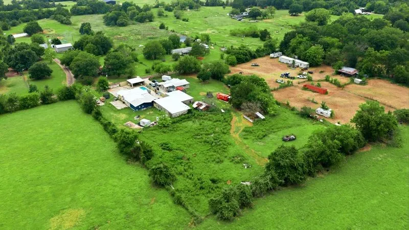 Single Family Residence For Sale in Kaufman County , 19685 County Road 4045a, Kemp, Texas 75143, 4 Bedroom, 2 Bathroom, Garage spaces, 3,202 Sqft, built in 1990, mls#21330271, Real Estate Agent in Kemp, Homes For Sale in Kaufman county, Homes For Sale in Kemp, Realtor in Kemp Texas, Real Estate Brokerage Independent Realty Texas, Luminita Cordes Realtor