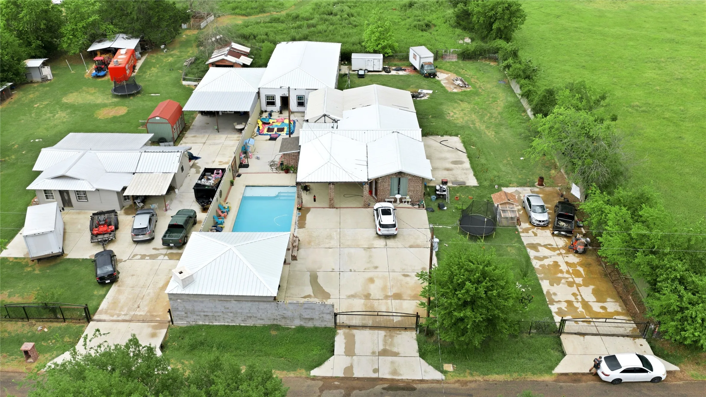Single Family Residence For Sale in Kaufman County , 19685 County Road 4045a, Kemp, Texas 75143, 4 Bedroom, 2 Bathroom, Garage spaces, 3,202 Sqft, built in 1990, mls#21330271, Real Estate Agent in Kemp, Homes For Sale in Kaufman county, Homes For Sale in Kemp, Realtor in Kemp Texas, Real Estate Brokerage Independent Realty Texas, Luminita Cordes Realtor