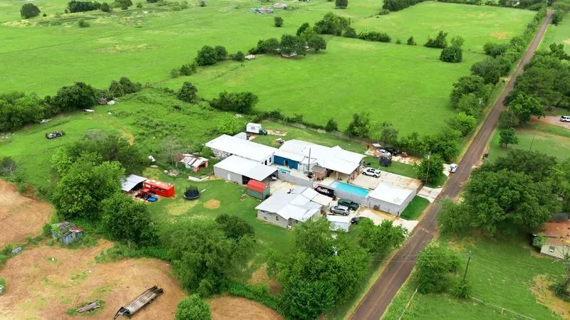 Single Family Residence For Sale in Kaufman County , 19685 County Road 4045a, Kemp, Texas 75143, 4 Bedroom, 2 Bathroom, Garage spaces, 3,202 Sqft, built in 1990, mls#21330271, Real Estate Agent in Kemp, Homes For Sale in Kaufman county, Homes For Sale in Kemp, Realtor in Kemp Texas, Real Estate Brokerage Independent Realty Texas, Luminita Cordes Realtor