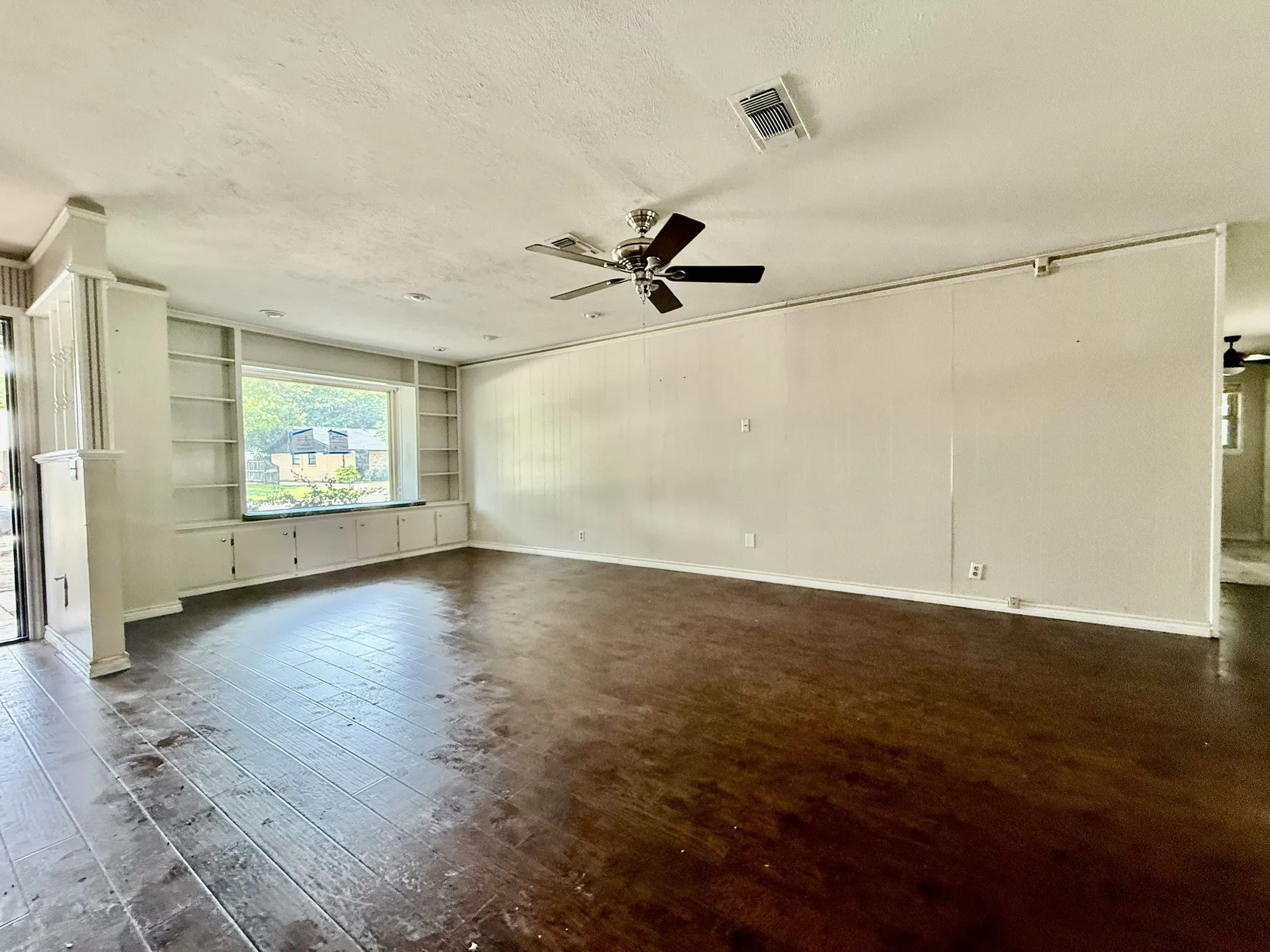 Single Family Residence For Sale in Tarrant County , 202 Juniper Street, Mansfield, Texas 76063, 3 Bedroom, 3 Bathroom, Garage spaces, 1,946 Sqft, built in 1965, mls#21331277, Real Estate Agent in Mansfield, Homes For Sale in Tarrant county, Homes For Sale in Mansfield, Realtor in Mansfield Texas, Real Estate Brokerage Independent Realty Texas, Luminita Cordes Realtor