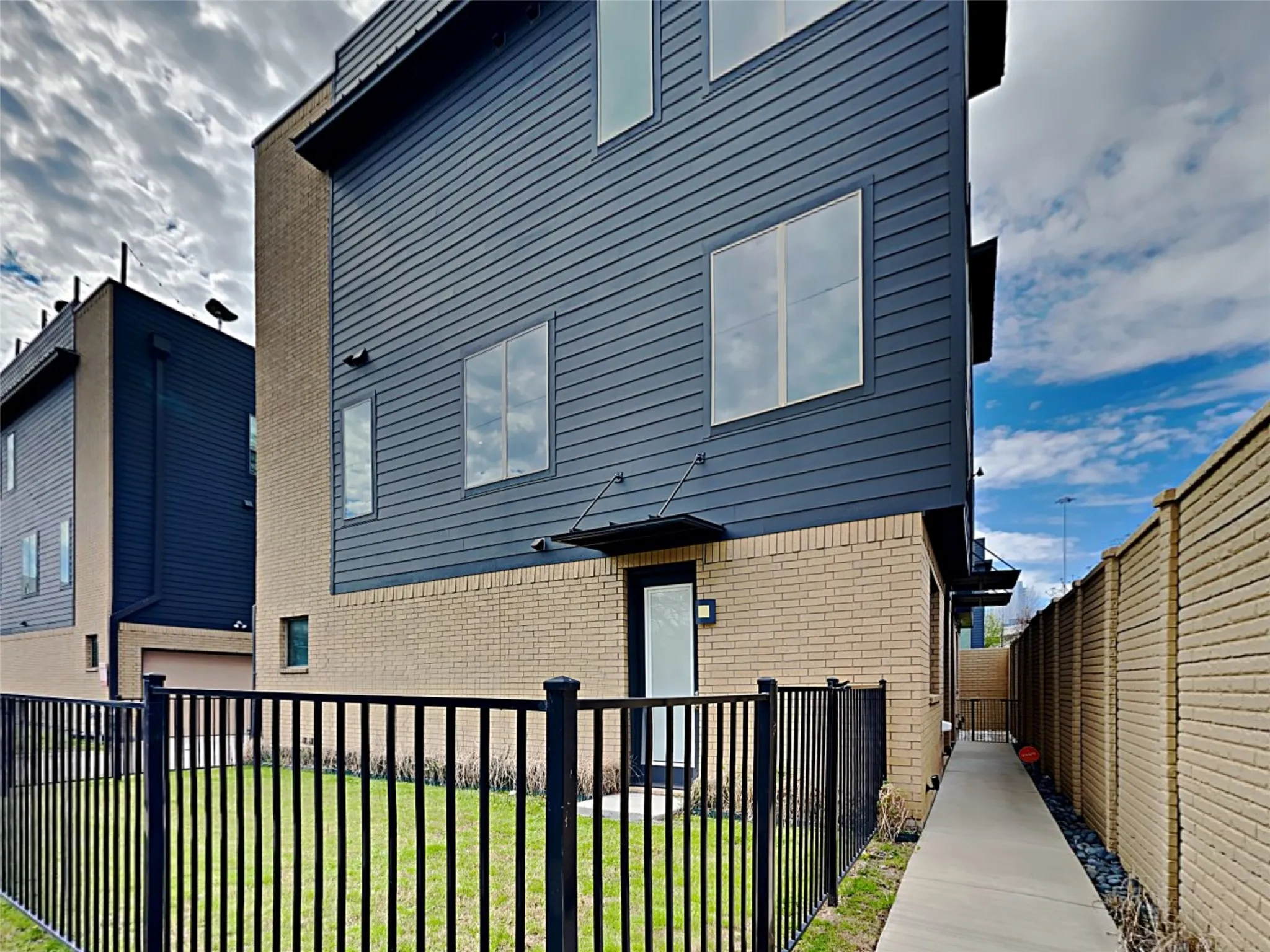 Single Family Residence For Rent in Dallas County , 3107 Sunny Brae Drive, Dallas, Texas 75204, 2 Bedrooms, 3 Bathrooms, 2 Garage spaces, 1,818 Sqft, built in 2017, Price $3,150, mls#21331142, Real Estate Agent in Dallas, Homes For Rent in Dallas county, Homes For Rent in Dallas, Realtor in Dallas Texas, Real Estate Brokerage Independent Realty Texas, Luminita Cordes Realtor