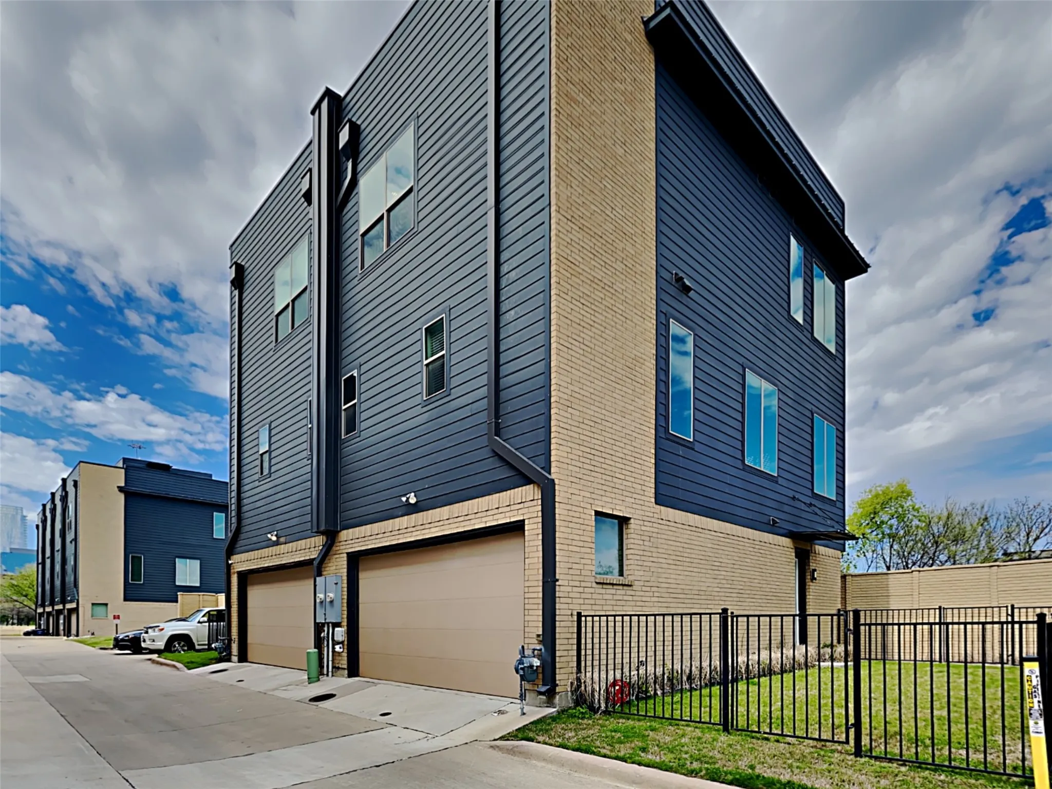 Single Family Residence For Rent in Dallas County , 3107 Sunny Brae Drive, Dallas, Texas 75204, 2 Bedrooms, 3 Bathrooms, 2 Garage spaces, 1,818 Sqft, built in 2017, Price $3,150, mls#21331142, Real Estate Agent in Dallas, Homes For Rent in Dallas county, Homes For Rent in Dallas, Realtor in Dallas Texas, Real Estate Brokerage Independent Realty Texas, Luminita Cordes Realtor
