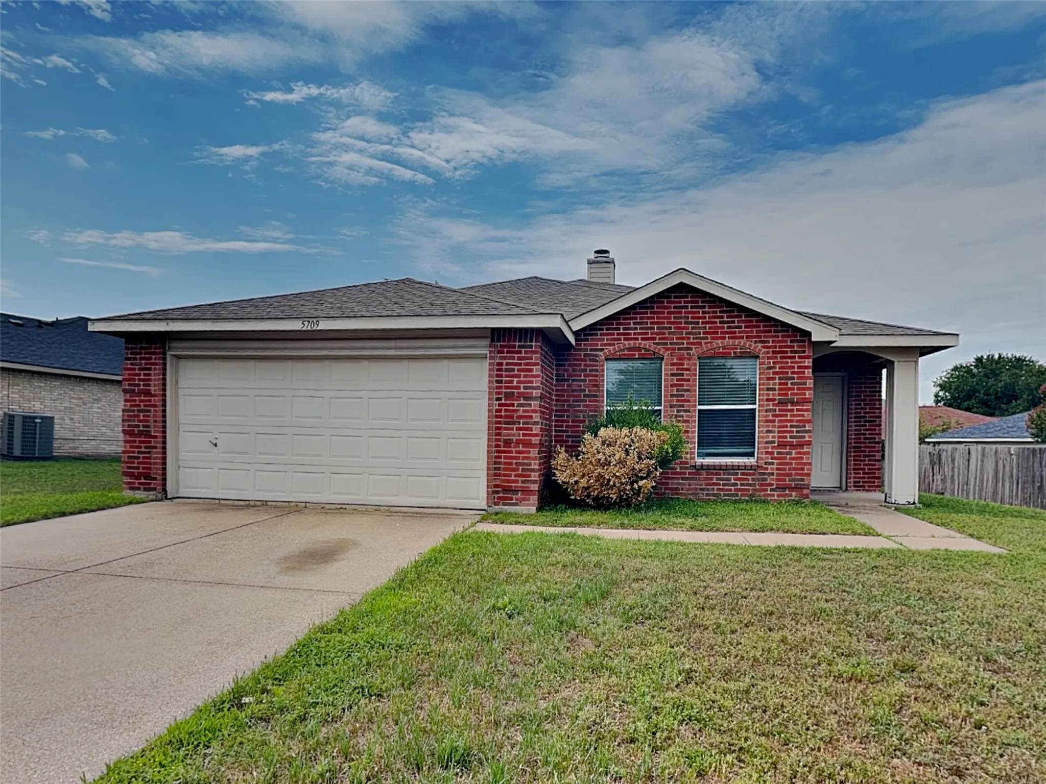 Single Family Residence For Rent in Tarrant County , 5709 Addington Drive, Fort Worth, Texas 76135, 3 Bedroom, 2 Bathroom, 2 Garage spaces, 1,679 Sqft, built in 2002, mls#21331065, Real Estate Agent in Fort Worth, Homes For Rent in Tarrant county, Homes For Rent in Fort Worth, Realtor in Fort Worth Texas, Real Estate Brokerage Independent Realty Texas, Luminita Cordes Realtor