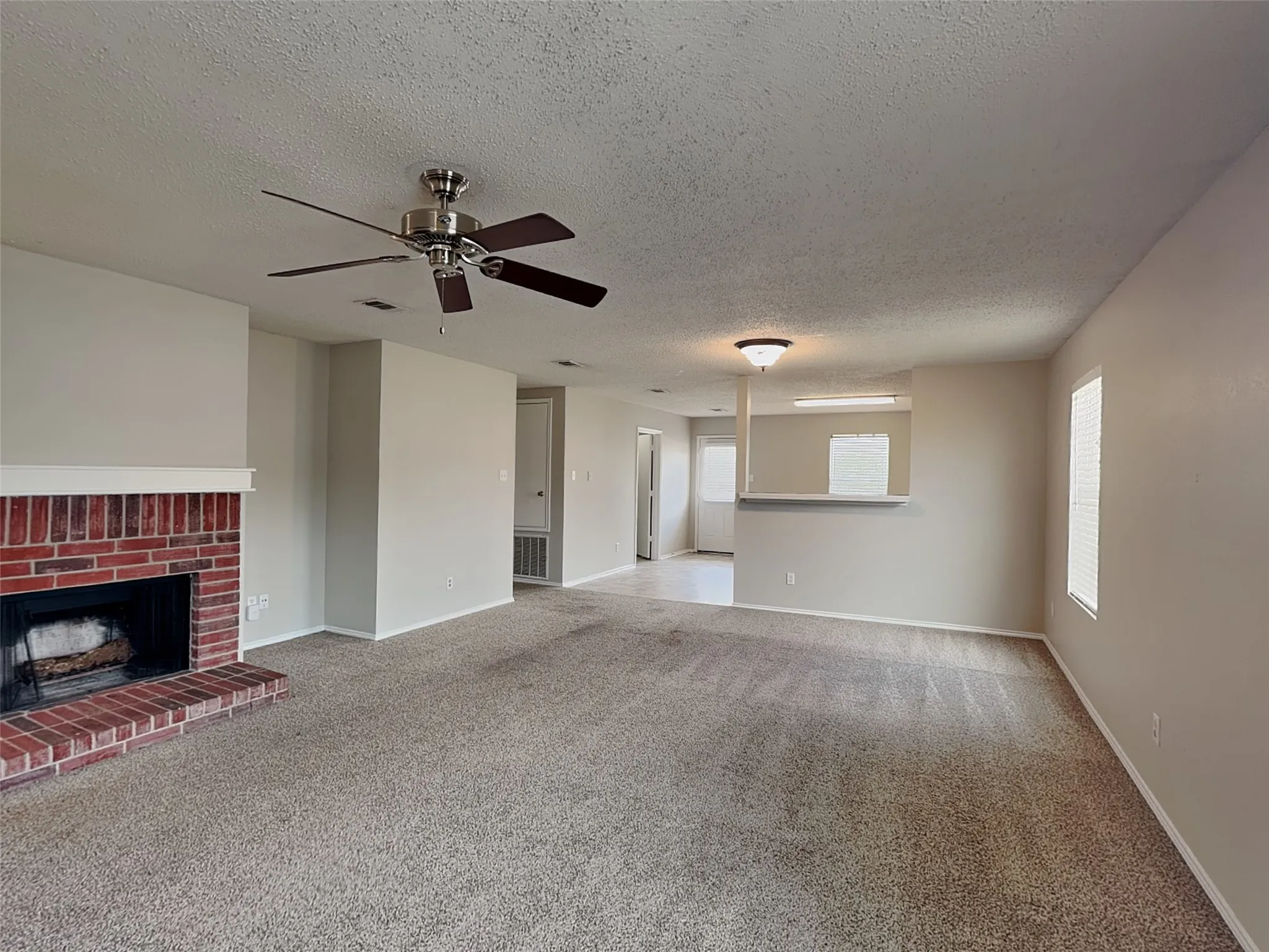 Single Family Residence For Rent in Tarrant County , 5709 Addington Drive, Fort Worth, Texas 76135, 3 Bedroom, 2 Bathroom, 2 Garage spaces, 1,679 Sqft, built in 2002, mls#21331065, Real Estate Agent in Fort Worth, Homes For Rent in Tarrant county, Homes For Rent in Fort Worth, Realtor in Fort Worth Texas, Real Estate Brokerage Independent Realty Texas, Luminita Cordes Realtor