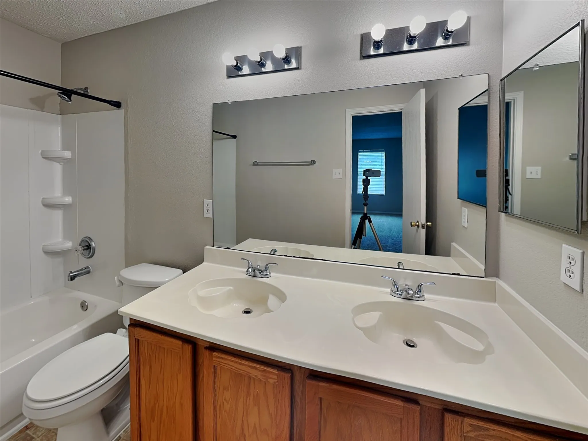 Single Family Residence For Rent in Tarrant County , 5709 Addington Drive, Fort Worth, Texas 76135, 3 Bedroom, 2 Bathroom, 2 Garage spaces, 1,679 Sqft, built in 2002, mls#21331065, Real Estate Agent in Fort Worth, Homes For Rent in Tarrant county, Homes For Rent in Fort Worth, Realtor in Fort Worth Texas, Real Estate Brokerage Independent Realty Texas, Luminita Cordes Realtor