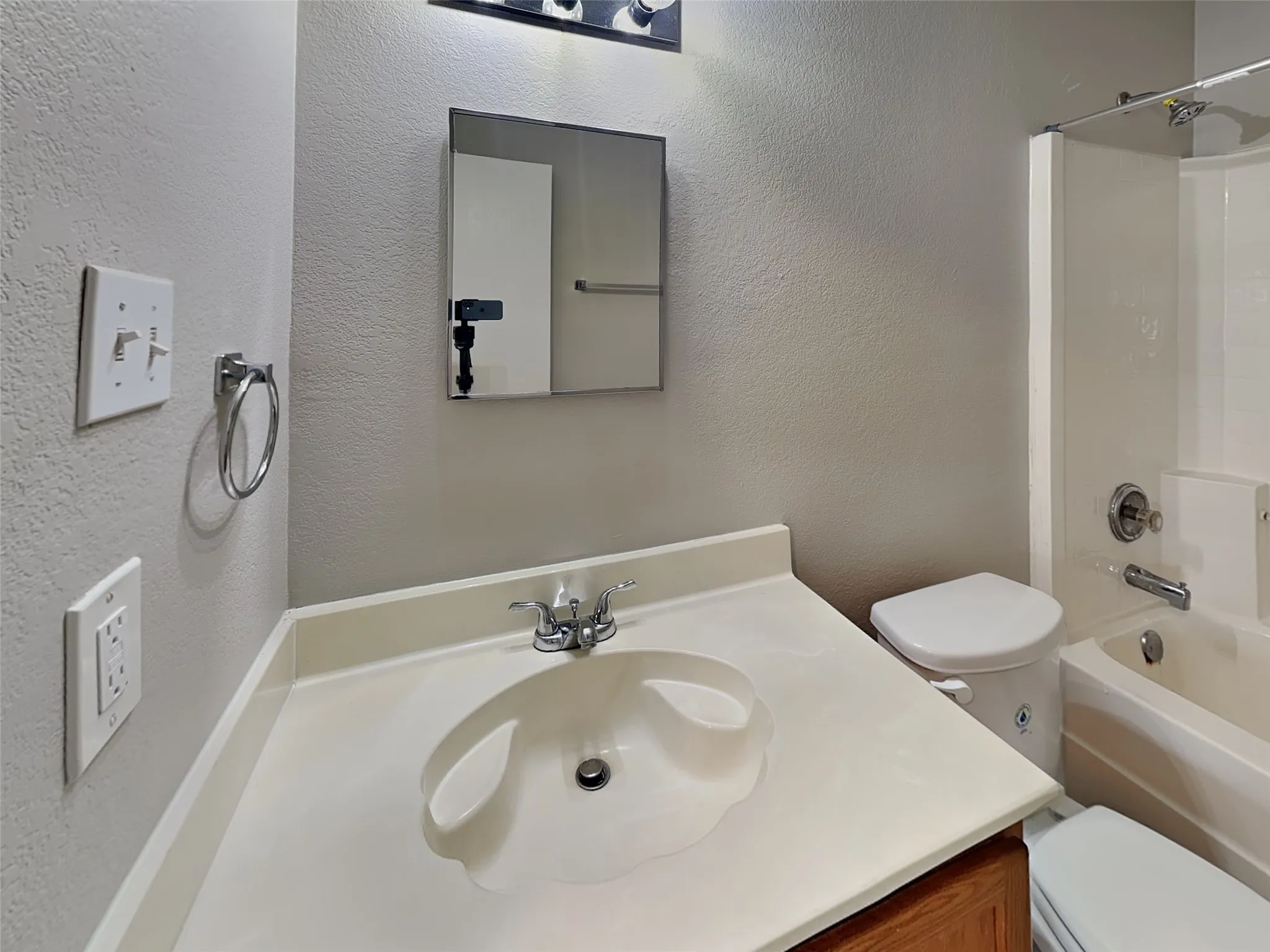 Single Family Residence For Rent in Tarrant County , 5709 Addington Drive, Fort Worth, Texas 76135, 3 Bedroom, 2 Bathroom, 2 Garage spaces, 1,679 Sqft, built in 2002, mls#21331065, Real Estate Agent in Fort Worth, Homes For Rent in Tarrant county, Homes For Rent in Fort Worth, Realtor in Fort Worth Texas, Real Estate Brokerage Independent Realty Texas, Luminita Cordes Realtor