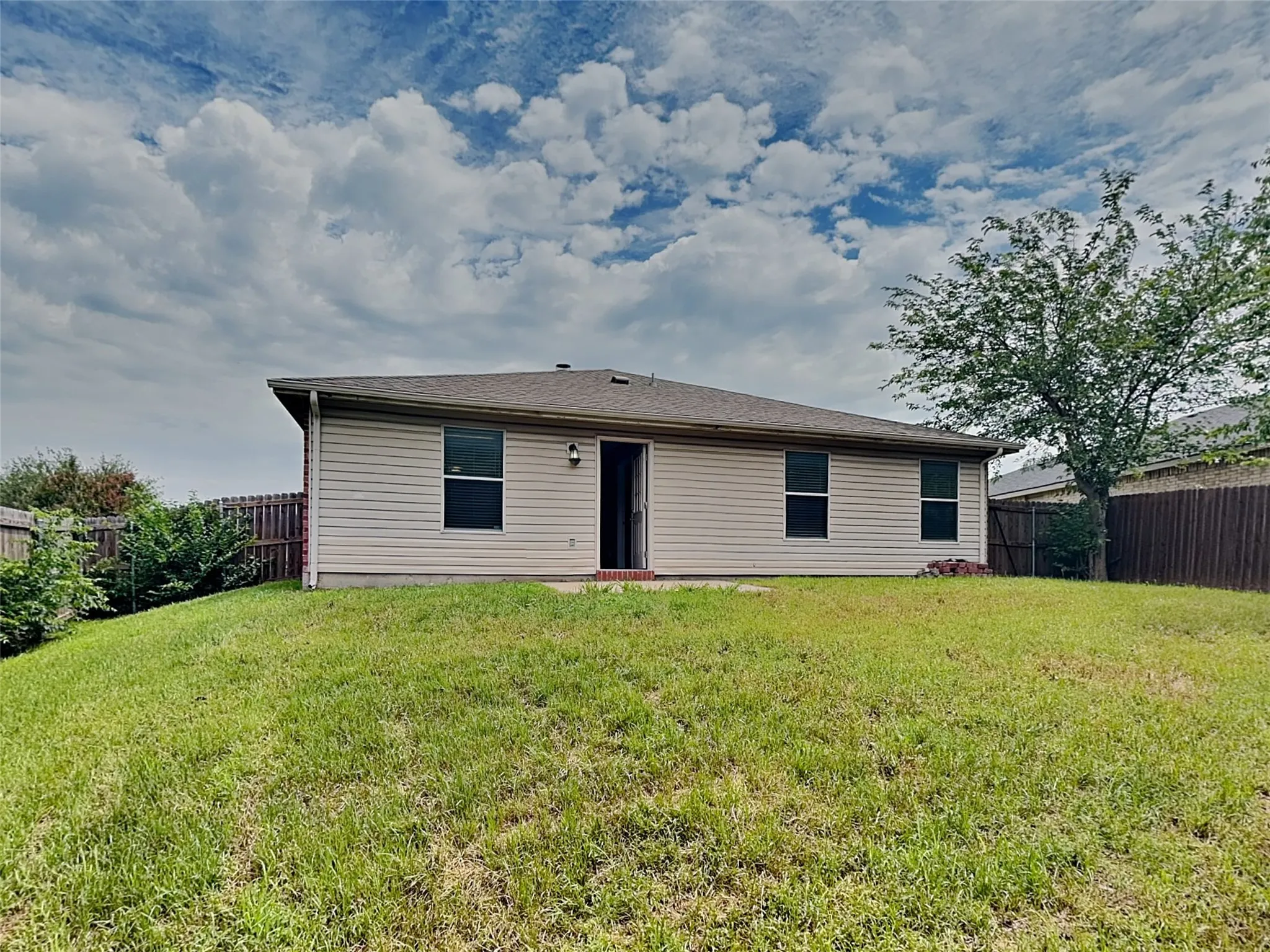 Single Family Residence For Rent in Tarrant County , 5709 Addington Drive, Fort Worth, Texas 76135, 3 Bedroom, 2 Bathroom, 2 Garage spaces, 1,679 Sqft, built in 2002, mls#21331065, Real Estate Agent in Fort Worth, Homes For Rent in Tarrant county, Homes For Rent in Fort Worth, Realtor in Fort Worth Texas, Real Estate Brokerage Independent Realty Texas, Luminita Cordes Realtor