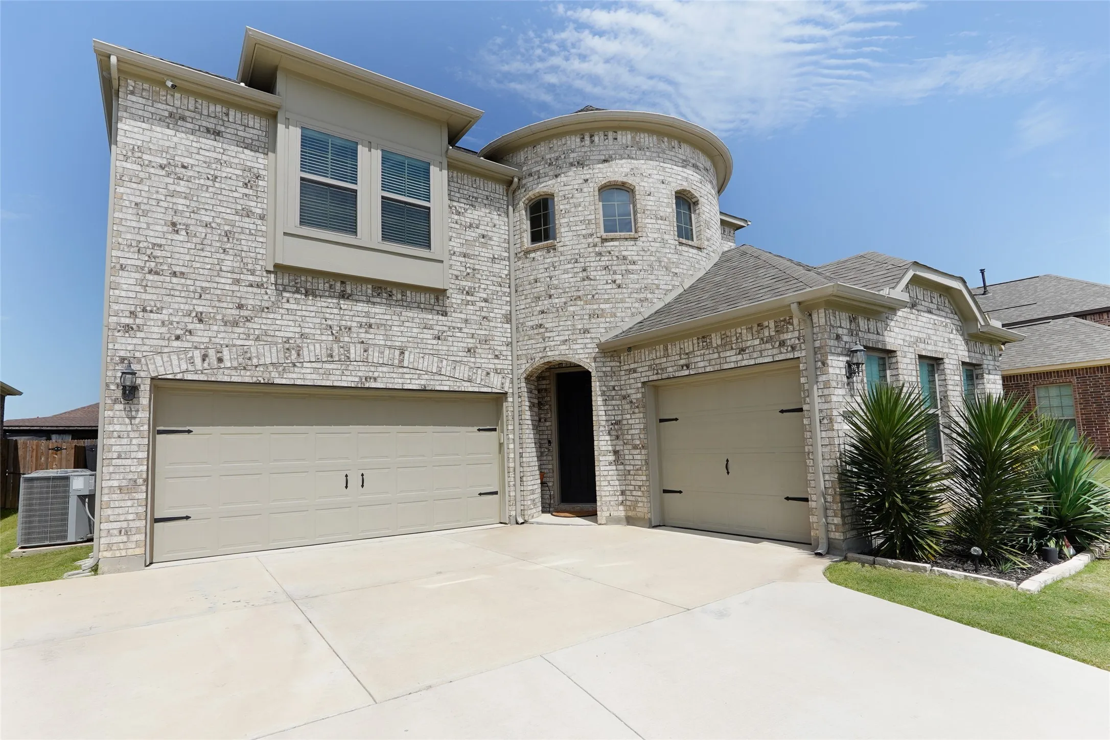 Single Family Residence For Sale in Denton County , 9320 Meadowpark Drive, Denton, Texas 76226, 4 Bedroom, 4 Bathroom, 3 Garage spaces, 2,686 Sqft, built in 2019, mls#21331281, Real Estate Agent in Denton, Homes For Sale in Denton county, Homes For Sale in Denton, Realtor in Denton Texas, Real Estate Brokerage Independent Realty Texas, Luminita Cordes Realtor