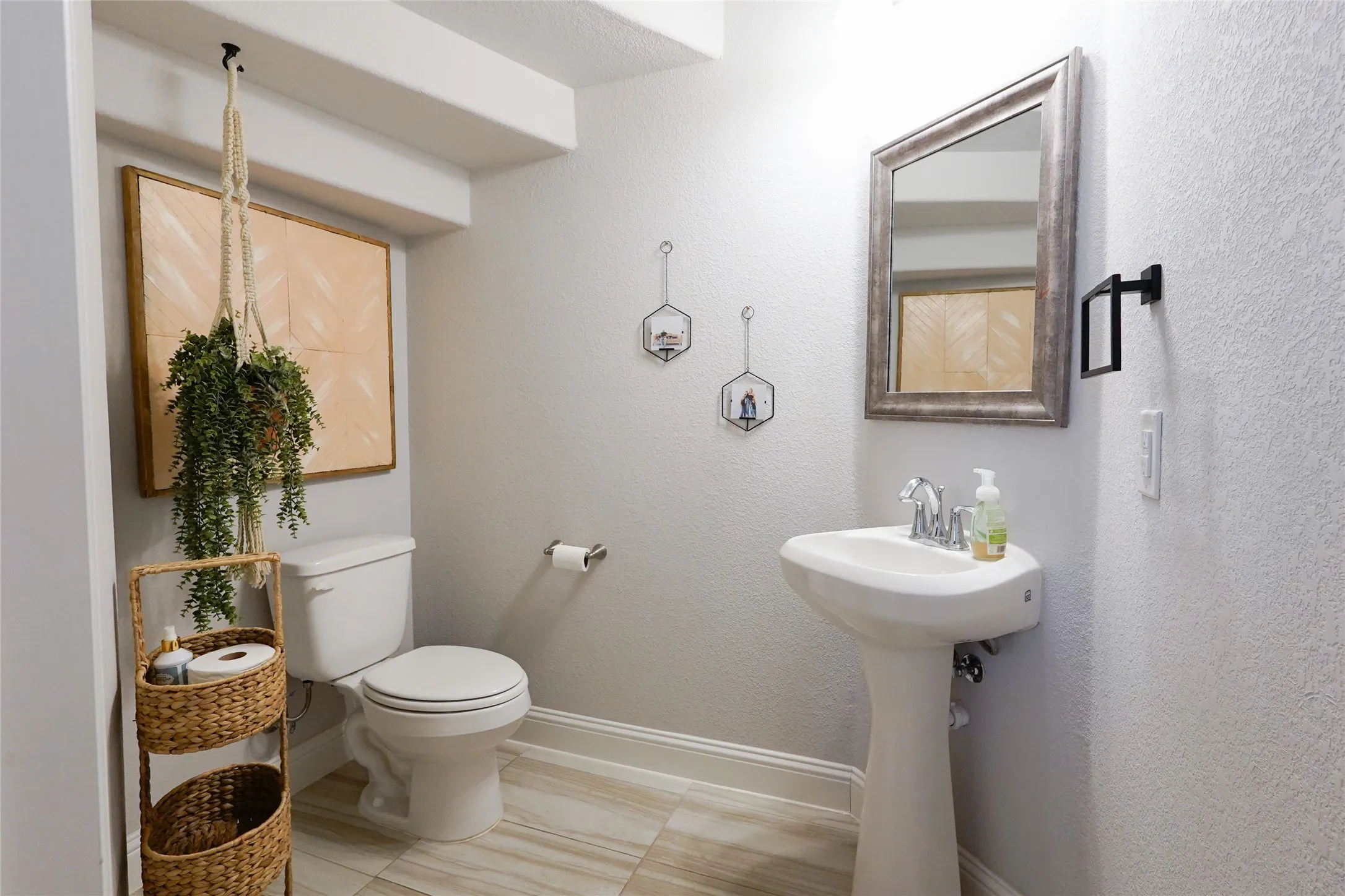 Single Family Residence For Sale in Denton County , 9320 Meadowpark Drive, Denton, Texas 76226, 4 Bedroom, 4 Bathroom, 3 Garage spaces, 2,686 Sqft, built in 2019, mls#21331281, Real Estate Agent in Denton, Homes For Sale in Denton county, Homes For Sale in Denton, Realtor in Denton Texas, Real Estate Brokerage Independent Realty Texas, Luminita Cordes Realtor
