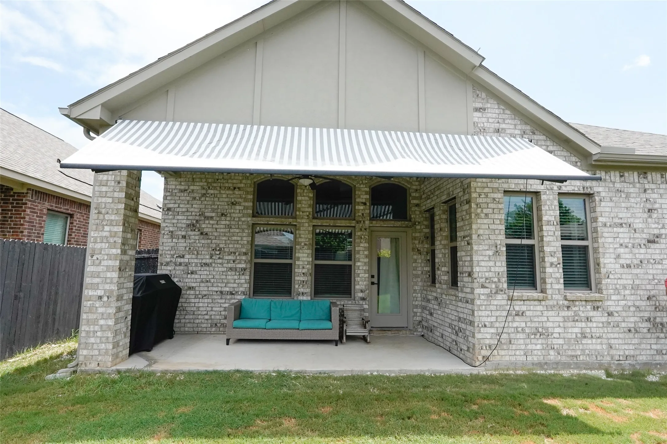 Single Family Residence For Sale in Denton County , 9320 Meadowpark Drive, Denton, Texas 76226, 4 Bedroom, 4 Bathroom, 3 Garage spaces, 2,686 Sqft, built in 2019, mls#21331281, Real Estate Agent in Denton, Homes For Sale in Denton county, Homes For Sale in Denton, Realtor in Denton Texas, Real Estate Brokerage Independent Realty Texas, Luminita Cordes Realtor