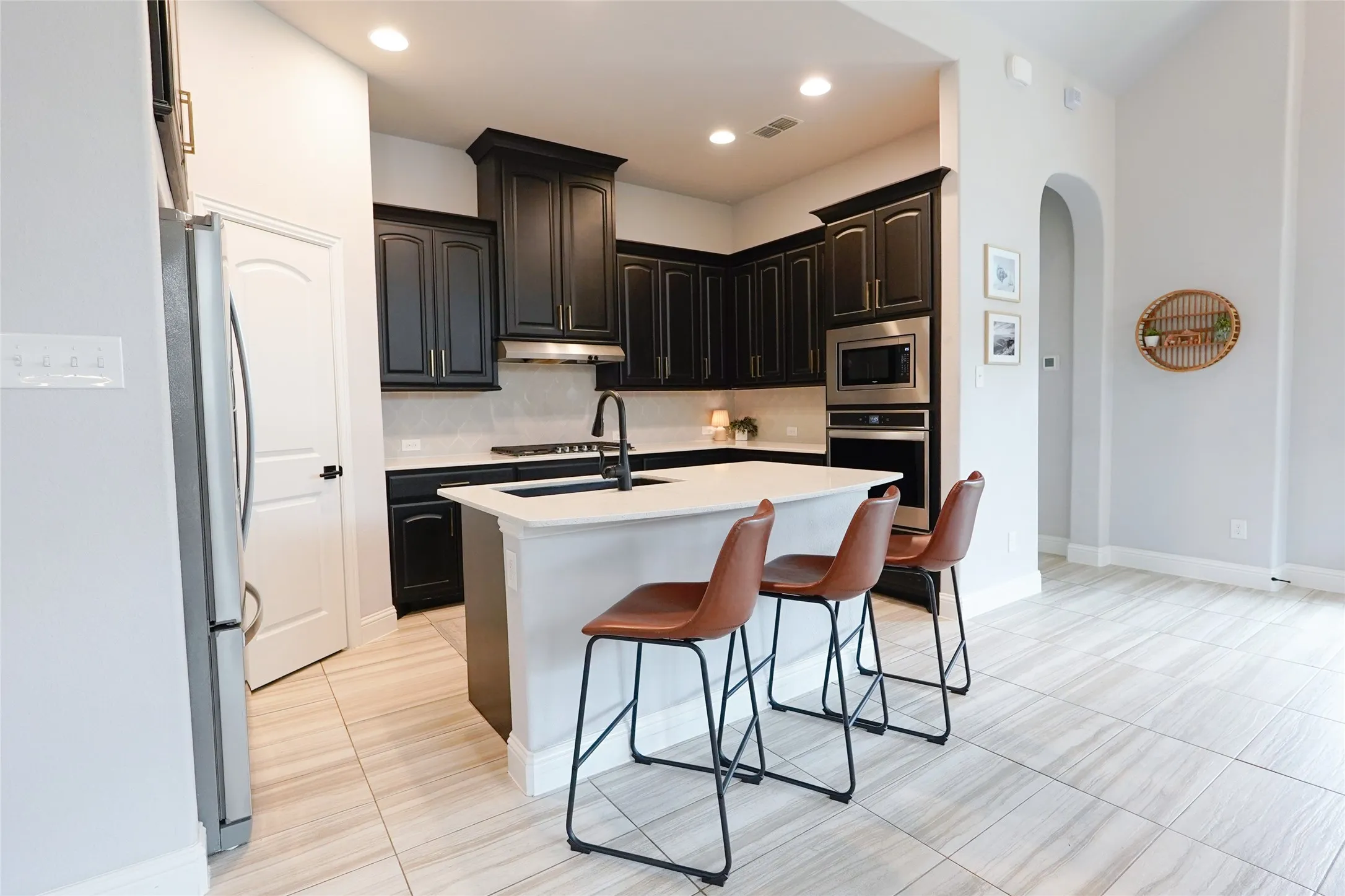 Single Family Residence For Sale in Denton County , 9320 Meadowpark Drive, Denton, Texas 76226, 4 Bedroom, 4 Bathroom, 3 Garage spaces, 2,686 Sqft, built in 2019, mls#21331281, Real Estate Agent in Denton, Homes For Sale in Denton county, Homes For Sale in Denton, Realtor in Denton Texas, Real Estate Brokerage Independent Realty Texas, Luminita Cordes Realtor