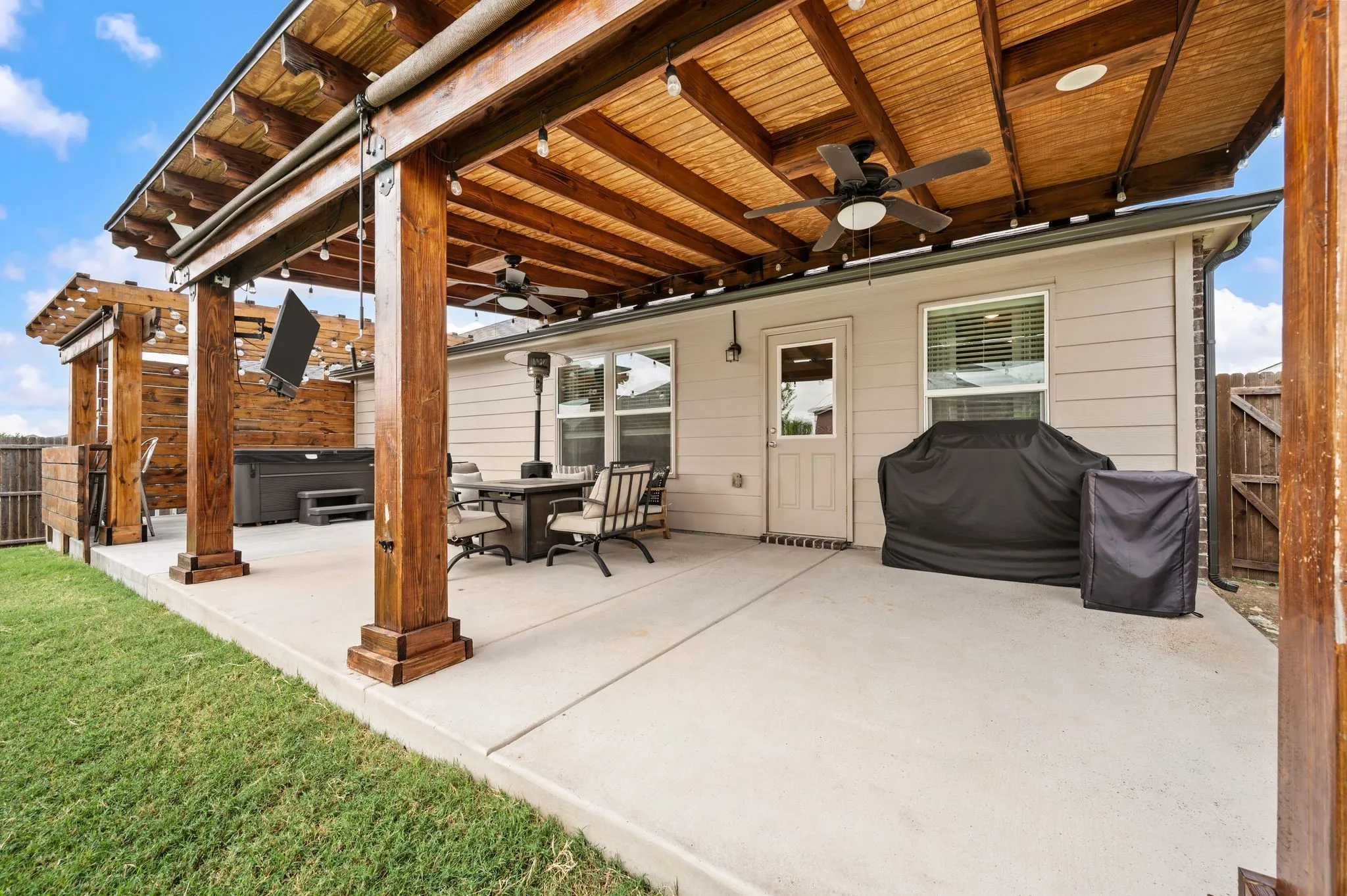 Single Family Residence For Sale in Tarrant County , 9112 Lookout Point, Fort Worth, Texas 76179, 3 Bedroom, 2 Bathroom, 2 Garage spaces, 1,431 Sqft, built in 2020, mls#21329832, Real Estate Agent in Fort Worth, Homes For Sale in Tarrant county, Homes For Sale in Fort Worth, Realtor in Fort Worth Texas, Real Estate Brokerage Independent Realty Texas, Luminita Cordes Realtor