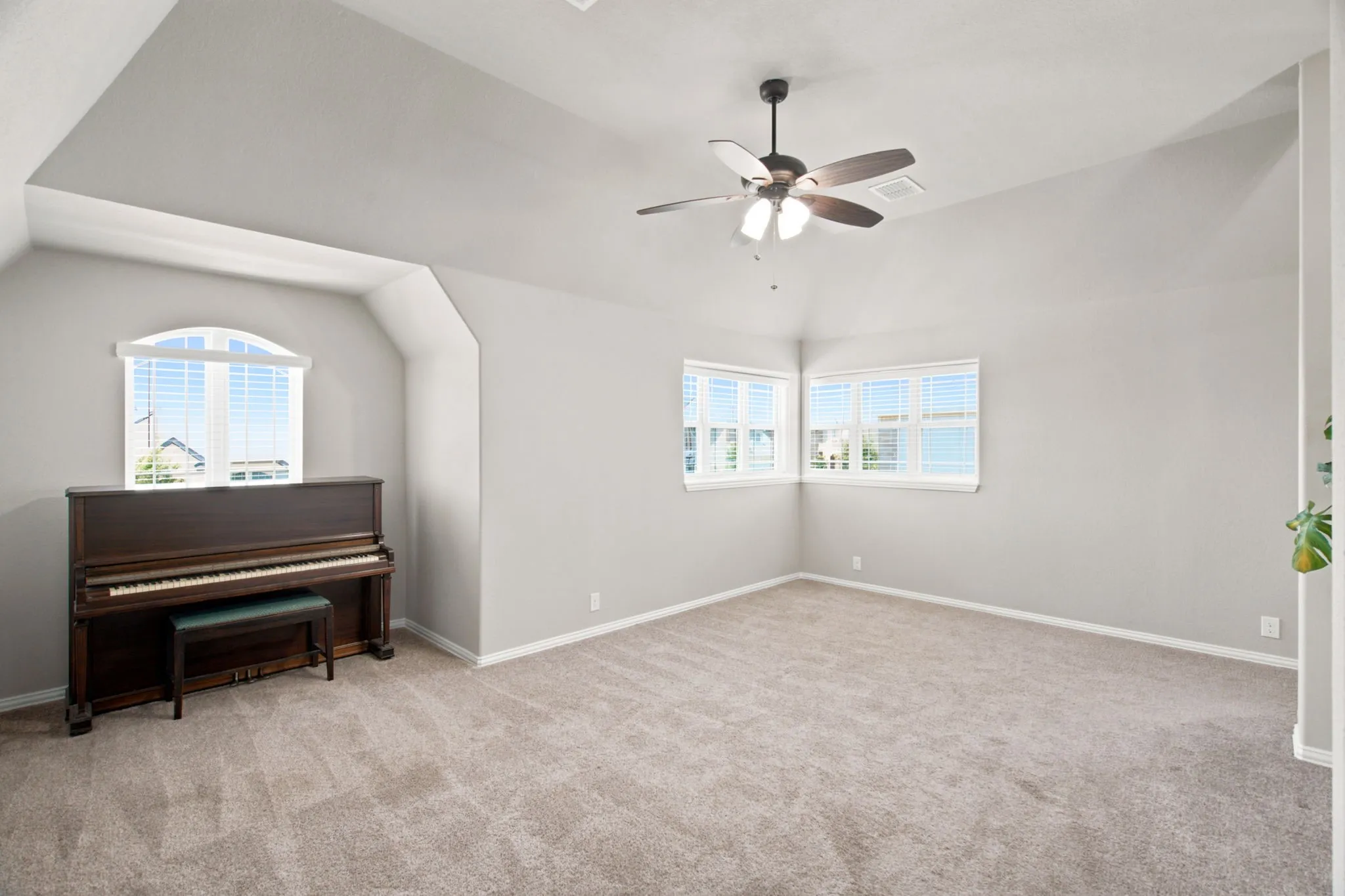 Single Family Residence For Sale in Denton County , 1106 Alderwood Drive, Justin, Texas 76247, 5 Bedroom, 4 Bathroom, 3 Garage spaces, 3,274 Sqft, built in 2019, mls#21330095, Real Estate Agent in Justin, Homes For Sale in Denton county, Homes For Sale in Justin, Realtor in Justin Texas, Real Estate Brokerage Independent Realty Texas, Luminita Cordes Realtor