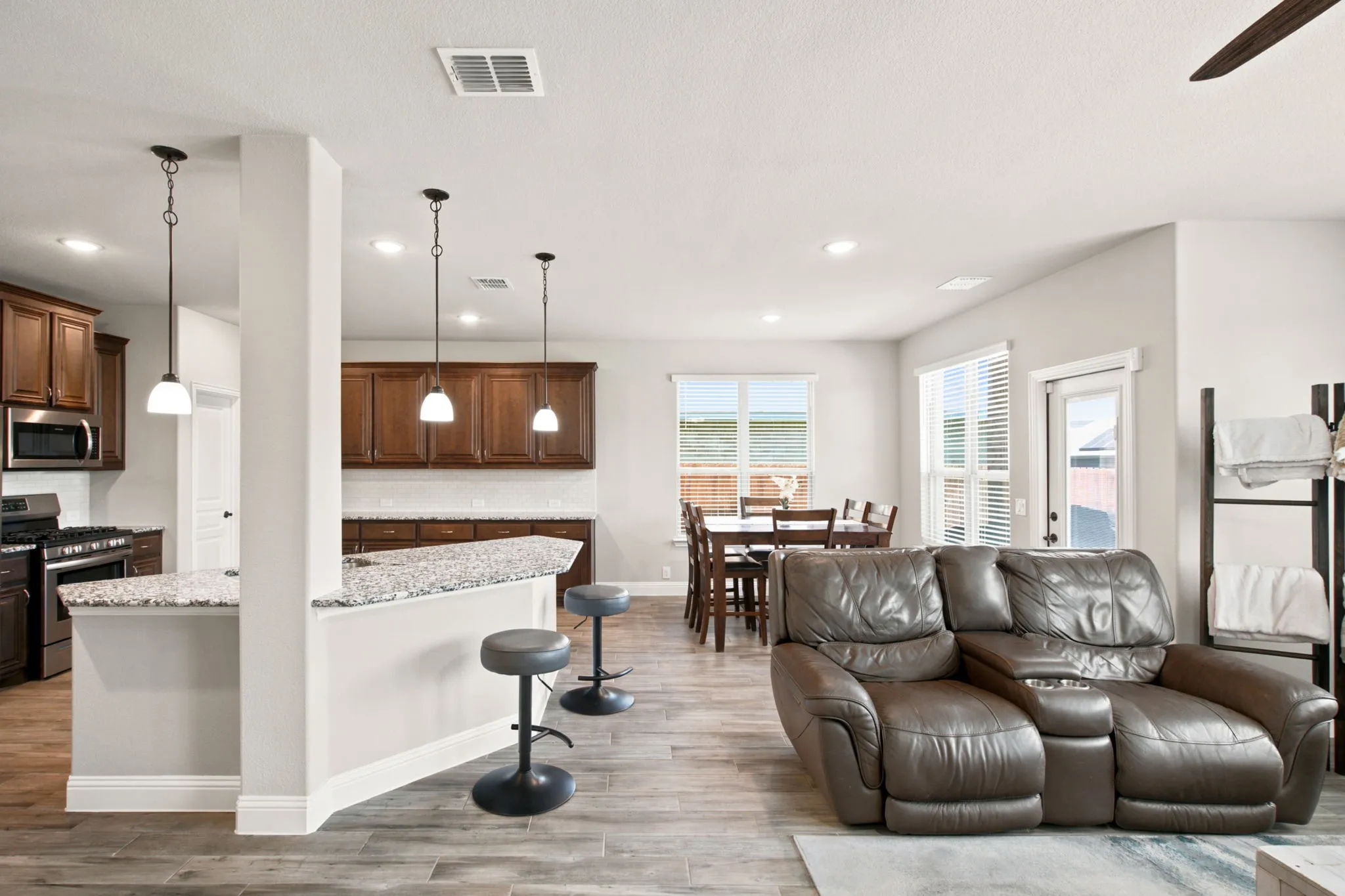 Single Family Residence For Sale in Denton County , 1106 Alderwood Drive, Justin, Texas 76247, 5 Bedroom, 4 Bathroom, 3 Garage spaces, 3,274 Sqft, built in 2019, mls#21330095, Real Estate Agent in Justin, Homes For Sale in Denton county, Homes For Sale in Justin, Realtor in Justin Texas, Real Estate Brokerage Independent Realty Texas, Luminita Cordes Realtor