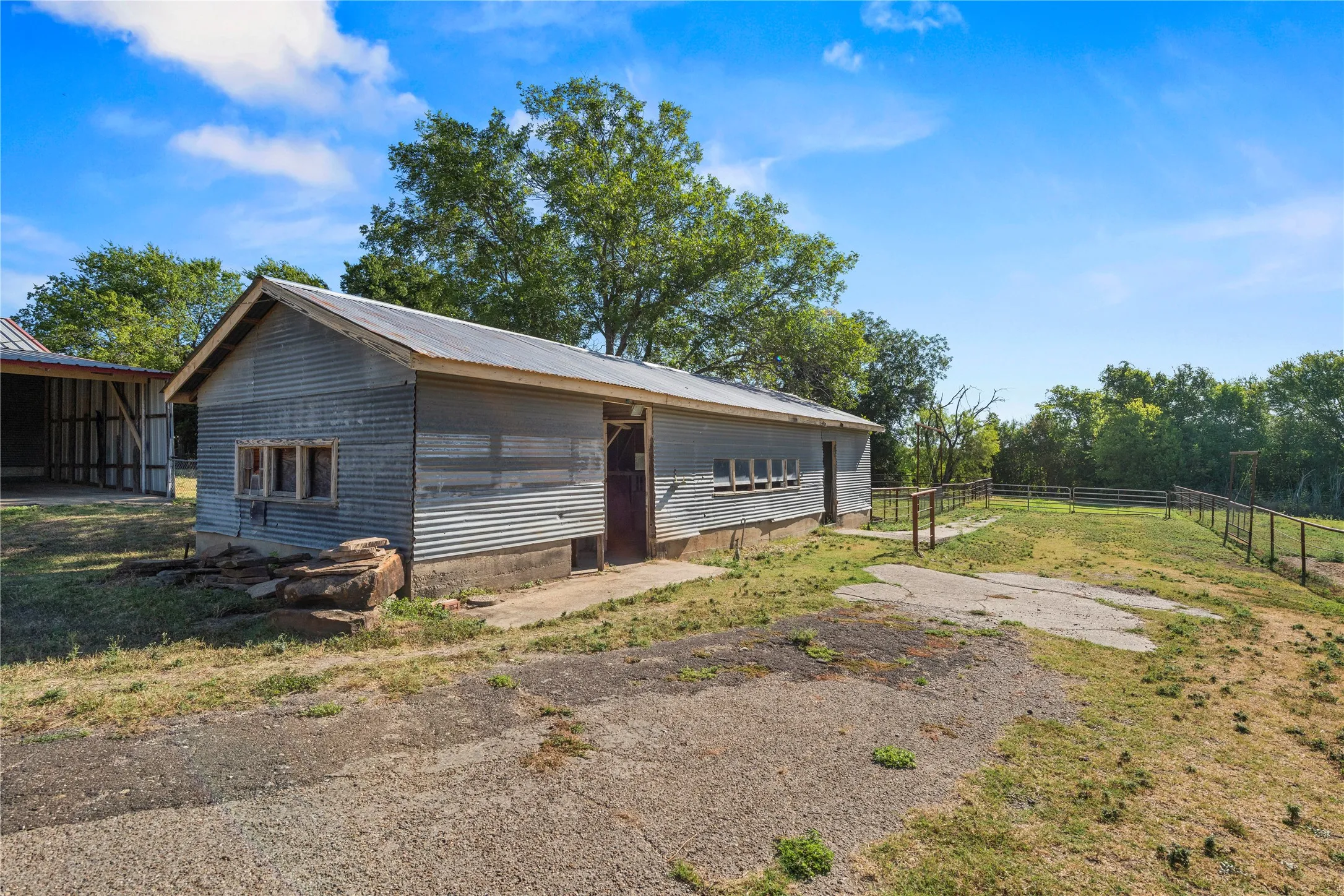Single Family Residence For Sale in Mc Lennan County , 1305 S Old Temple Road, Lorena, Texas 76655, 3 Bedroom, 2 Bathroom, 2 Garage spaces, 1,668 Sqft, built in 1959, mls#21331346, Real Estate Agent in Lorena, Homes For Sale in Mc Lennan county, Homes For Sale in Lorena, Realtor in Lorena Texas, Real Estate Brokerage Independent Realty Texas, Luminita Cordes Realtor