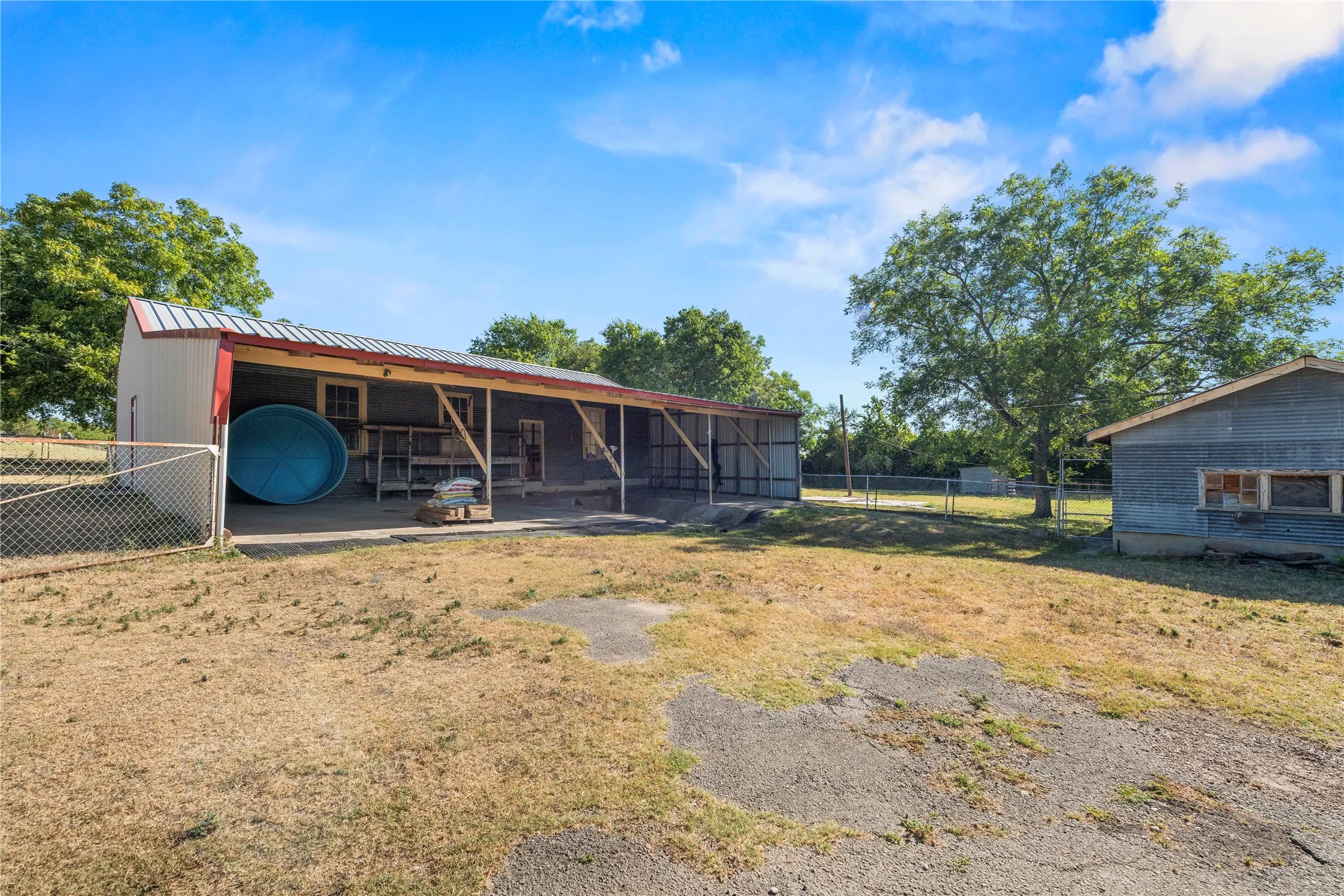 Single Family Residence For Sale in Mc Lennan County , 1305 S Old Temple Road, Lorena, Texas 76655, 3 Bedroom, 2 Bathroom, 2 Garage spaces, 1,668 Sqft, built in 1959, mls#21331346, Real Estate Agent in Lorena, Homes For Sale in Mc Lennan county, Homes For Sale in Lorena, Realtor in Lorena Texas, Real Estate Brokerage Independent Realty Texas, Luminita Cordes Realtor