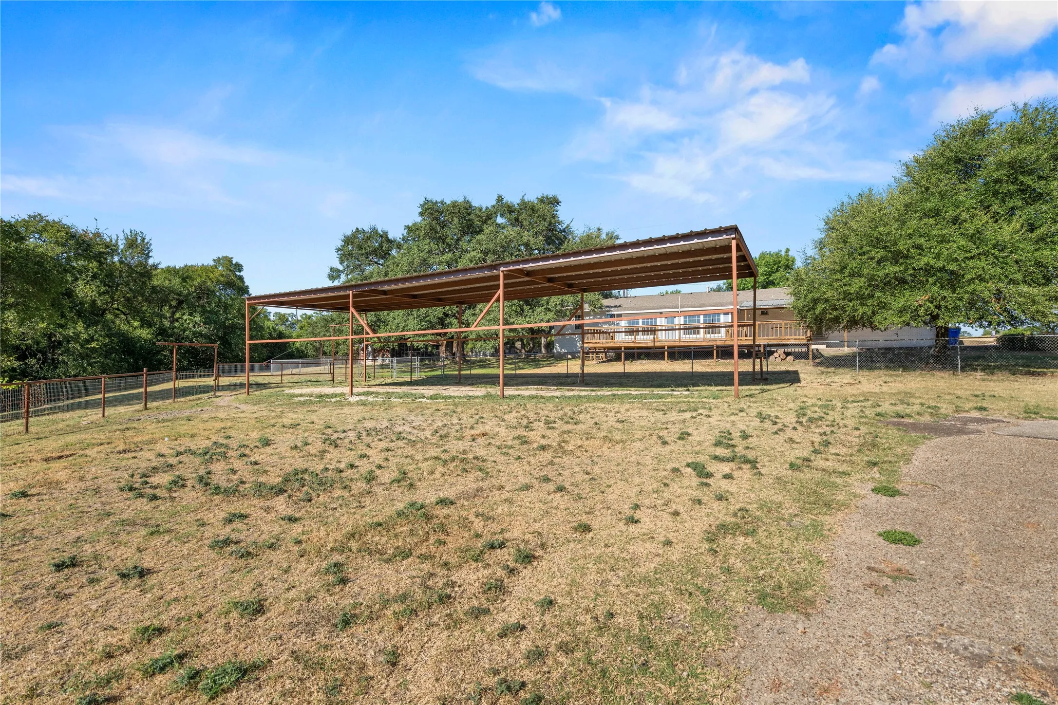 Single Family Residence For Sale in Mc Lennan County , 1305 S Old Temple Road, Lorena, Texas 76655, 3 Bedroom, 2 Bathroom, 2 Garage spaces, 1,668 Sqft, built in 1959, mls#21331346, Real Estate Agent in Lorena, Homes For Sale in Mc Lennan county, Homes For Sale in Lorena, Realtor in Lorena Texas, Real Estate Brokerage Independent Realty Texas, Luminita Cordes Realtor