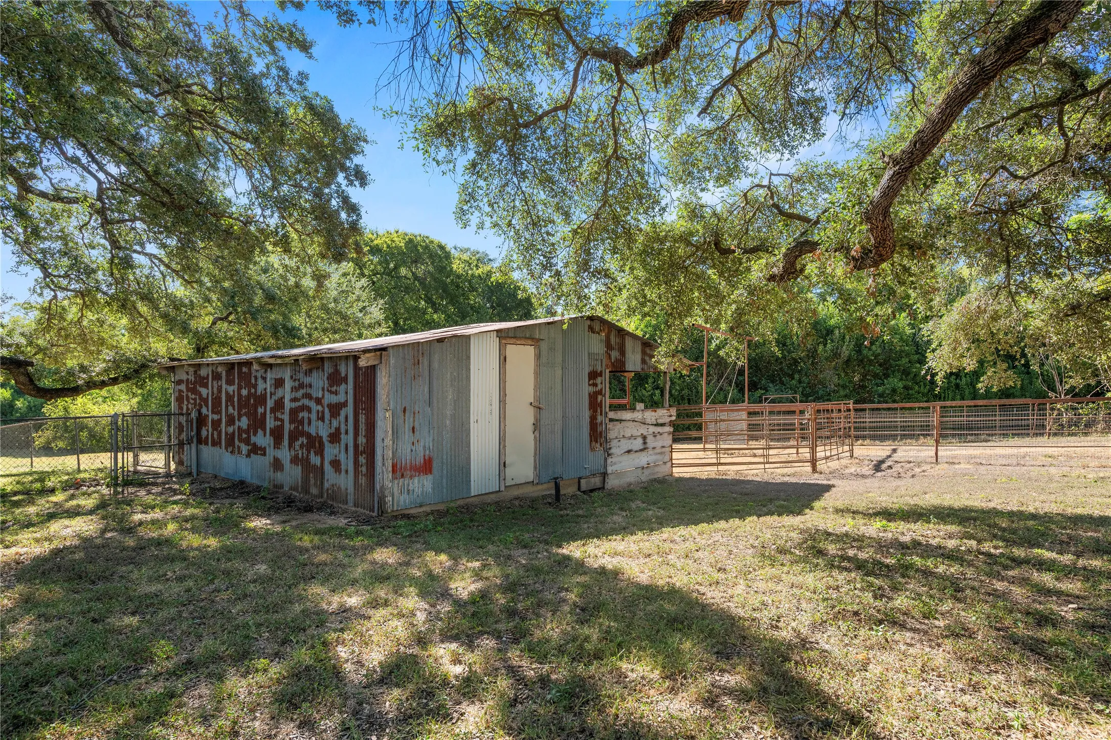 Single Family Residence For Sale in Mc Lennan County , 1305 S Old Temple Road, Lorena, Texas 76655, 3 Bedroom, 2 Bathroom, 2 Garage spaces, 1,668 Sqft, built in 1959, mls#21331346, Real Estate Agent in Lorena, Homes For Sale in Mc Lennan county, Homes For Sale in Lorena, Realtor in Lorena Texas, Real Estate Brokerage Independent Realty Texas, Luminita Cordes Realtor
