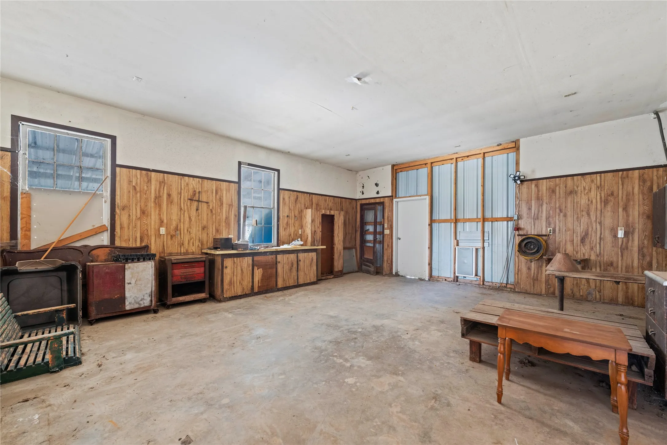 Single Family Residence For Sale in Mc Lennan County , 1305 S Old Temple Road, Lorena, Texas 76655, 3 Bedroom, 2 Bathroom, 2 Garage spaces, 1,668 Sqft, built in 1959, mls#21331346, Real Estate Agent in Lorena, Homes For Sale in Mc Lennan county, Homes For Sale in Lorena, Realtor in Lorena Texas, Real Estate Brokerage Independent Realty Texas, Luminita Cordes Realtor