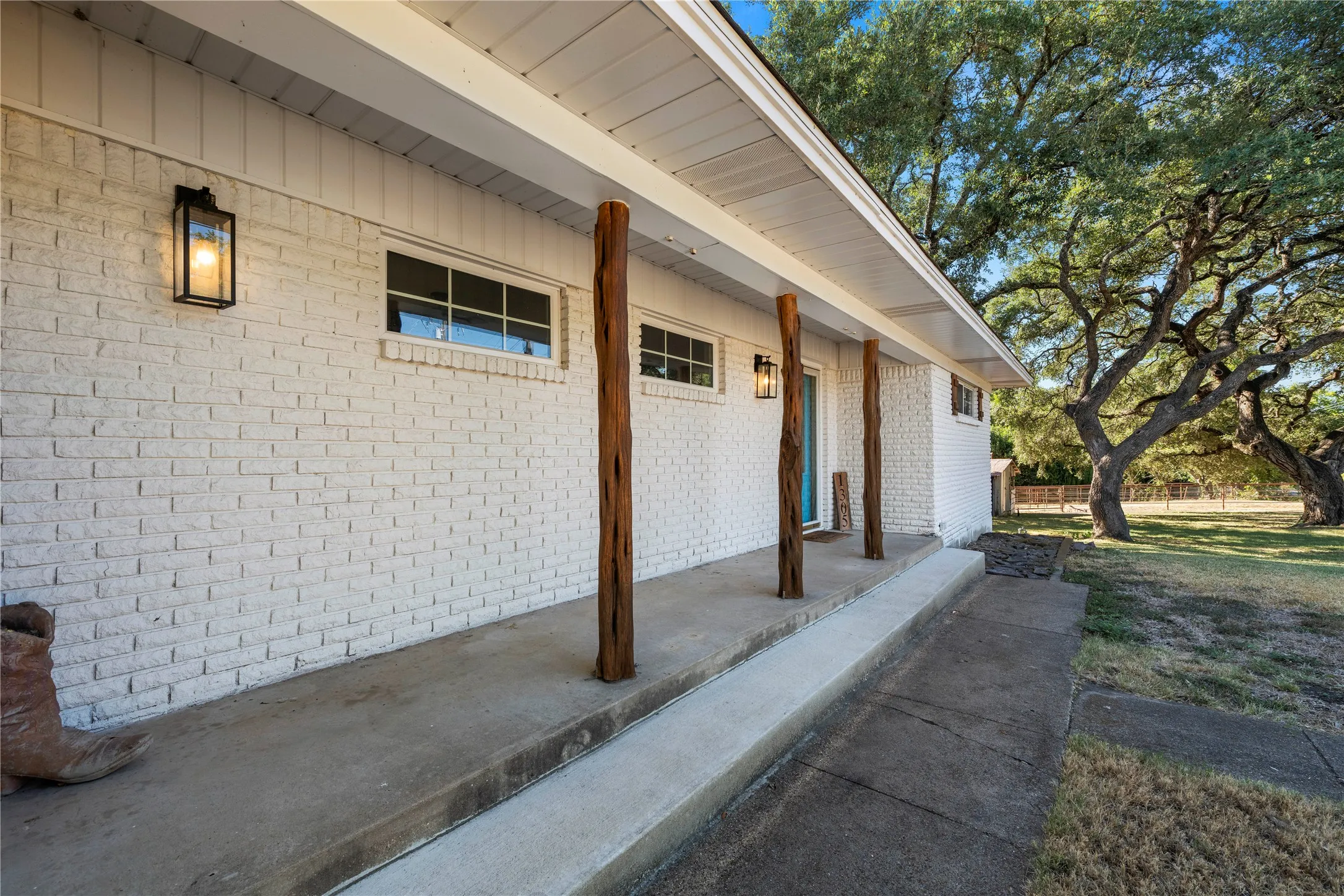 Single Family Residence For Sale in Mc Lennan County , 1305 S Old Temple Road, Lorena, Texas 76655, 3 Bedroom, 2 Bathroom, 2 Garage spaces, 1,668 Sqft, built in 1959, mls#21331346, Real Estate Agent in Lorena, Homes For Sale in Mc Lennan county, Homes For Sale in Lorena, Realtor in Lorena Texas, Real Estate Brokerage Independent Realty Texas, Luminita Cordes Realtor
