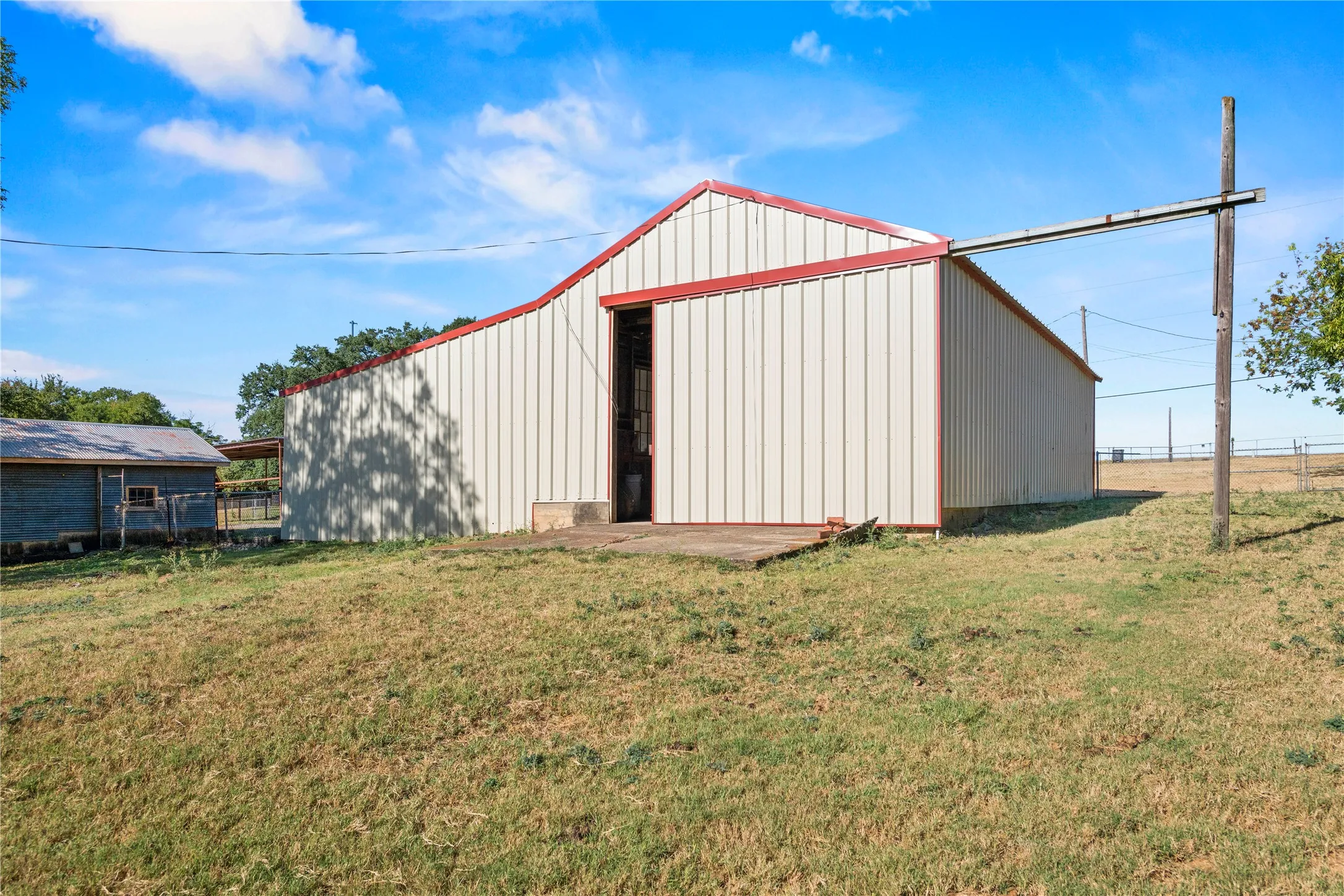 Single Family Residence For Sale in Mc Lennan County , 1305 S Old Temple Road, Lorena, Texas 76655, 3 Bedroom, 2 Bathroom, 2 Garage spaces, 1,668 Sqft, built in 1959, mls#21331346, Real Estate Agent in Lorena, Homes For Sale in Mc Lennan county, Homes For Sale in Lorena, Realtor in Lorena Texas, Real Estate Brokerage Independent Realty Texas, Luminita Cordes Realtor