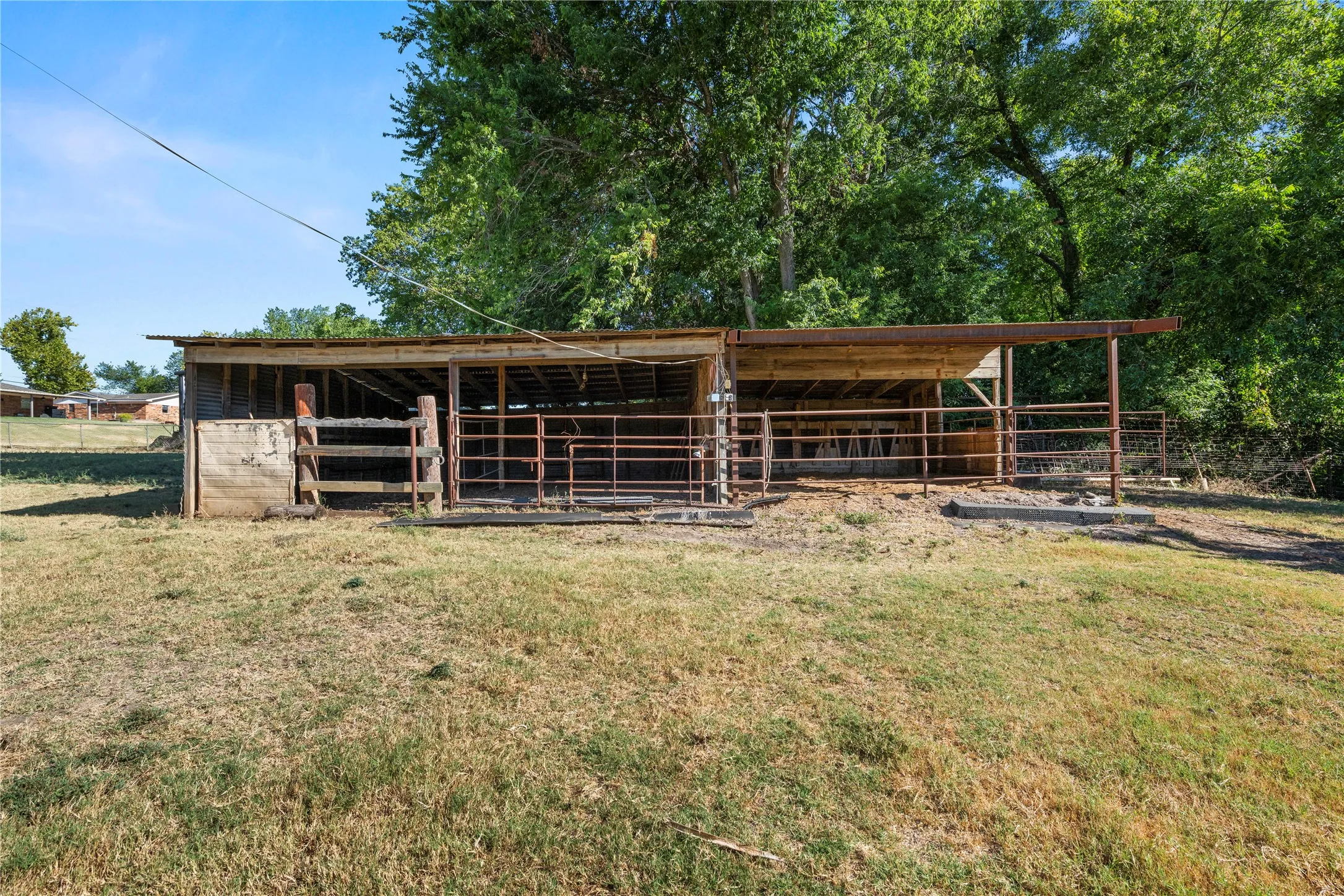 Single Family Residence For Sale in Mc Lennan County , 1305 S Old Temple Road, Lorena, Texas 76655, 3 Bedroom, 2 Bathroom, 2 Garage spaces, 1,668 Sqft, built in 1959, mls#21331346, Real Estate Agent in Lorena, Homes For Sale in Mc Lennan county, Homes For Sale in Lorena, Realtor in Lorena Texas, Real Estate Brokerage Independent Realty Texas, Luminita Cordes Realtor