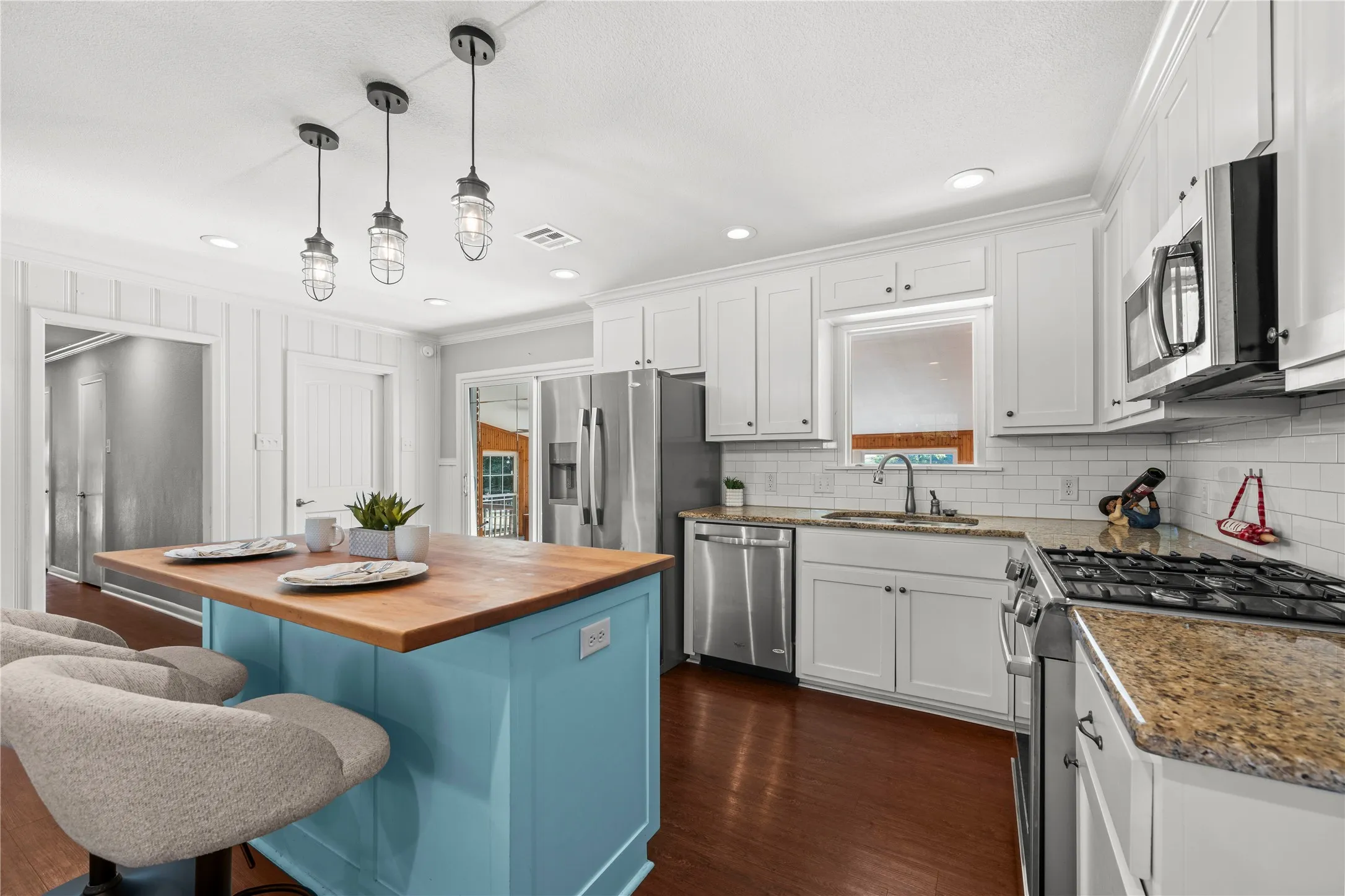 Single Family Residence For Sale in Mc Lennan County , 1305 S Old Temple Road, Lorena, Texas 76655, 3 Bedroom, 2 Bathroom, 2 Garage spaces, 1,668 Sqft, built in 1959, mls#21331346, Real Estate Agent in Lorena, Homes For Sale in Mc Lennan county, Homes For Sale in Lorena, Realtor in Lorena Texas, Real Estate Brokerage Independent Realty Texas, Luminita Cordes Realtor