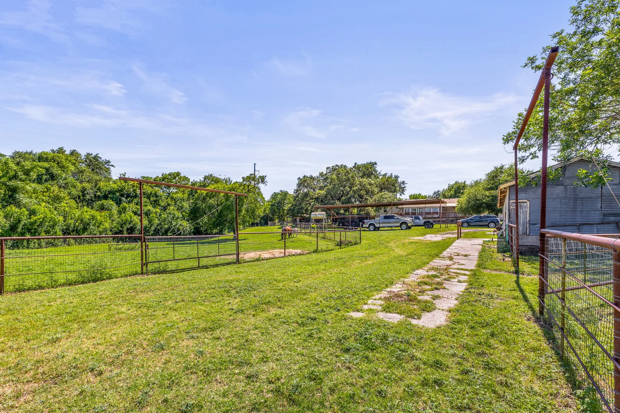 Single Family Residence For Sale in Mc Lennan County , 1305 S Old Temple Road, Lorena, Texas 76655, 3 Bedroom, 2 Bathroom, 2 Garage spaces, 1,668 Sqft, built in 1959, mls#21331346, Real Estate Agent in Lorena, Homes For Sale in Mc Lennan county, Homes For Sale in Lorena, Realtor in Lorena Texas, Real Estate Brokerage Independent Realty Texas, Luminita Cordes Realtor