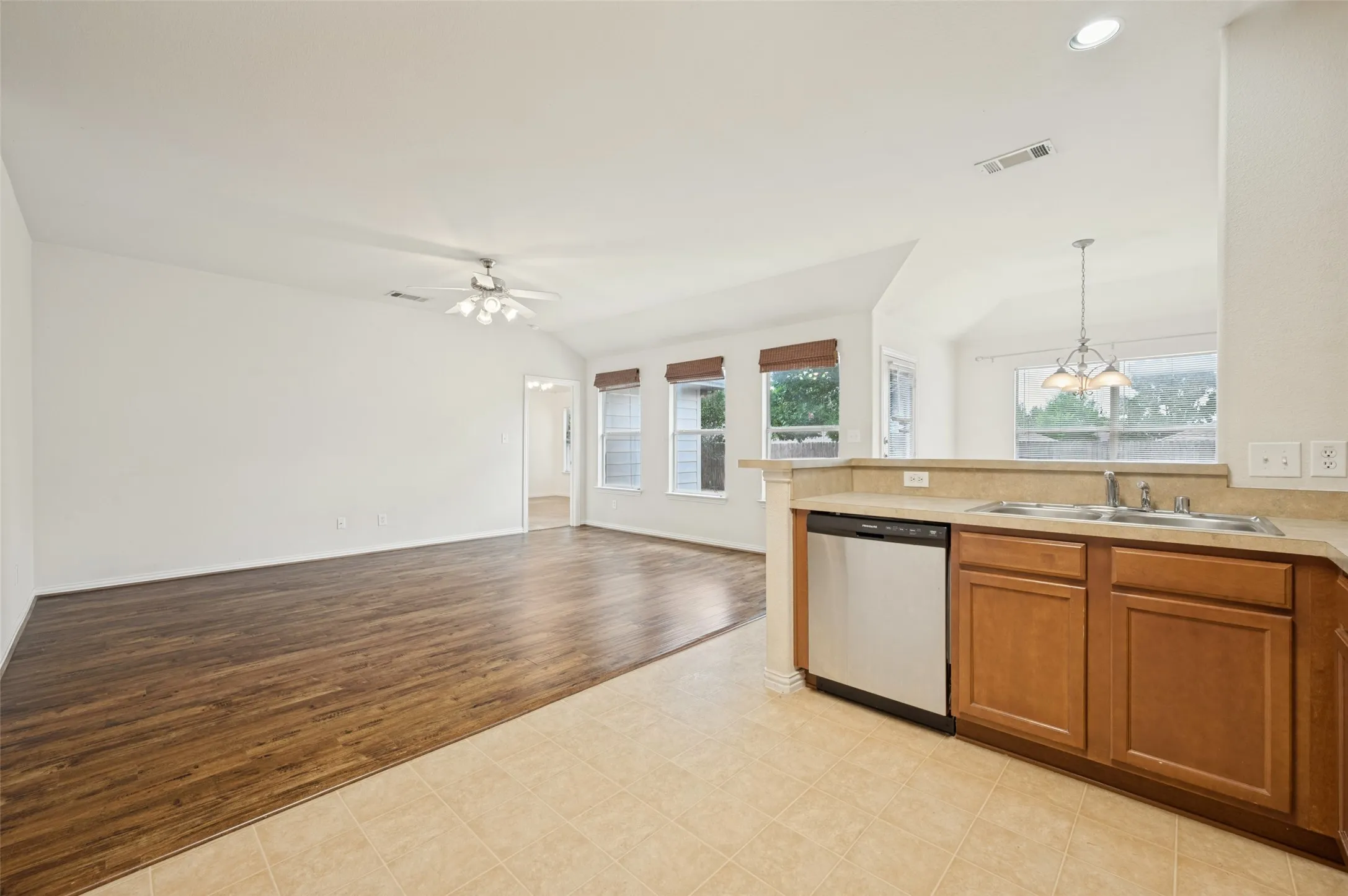 Single Family Residence For Rent in Collin County , 5005 Ridge Run Drive, Mc Kinney, Texas 75071, 3 Bedroom, 2 Bathroom, 2 Garage spaces, 1,529 Sqft, built in 2008, mls#21331324, Real Estate Agent in Mc Kinney, Homes For Rent in Collin county, Homes For Rent in Mc Kinney, Realtor in Mc Kinney Texas, Real Estate Brokerage Independent Realty Texas, Luminita Cordes Realtor