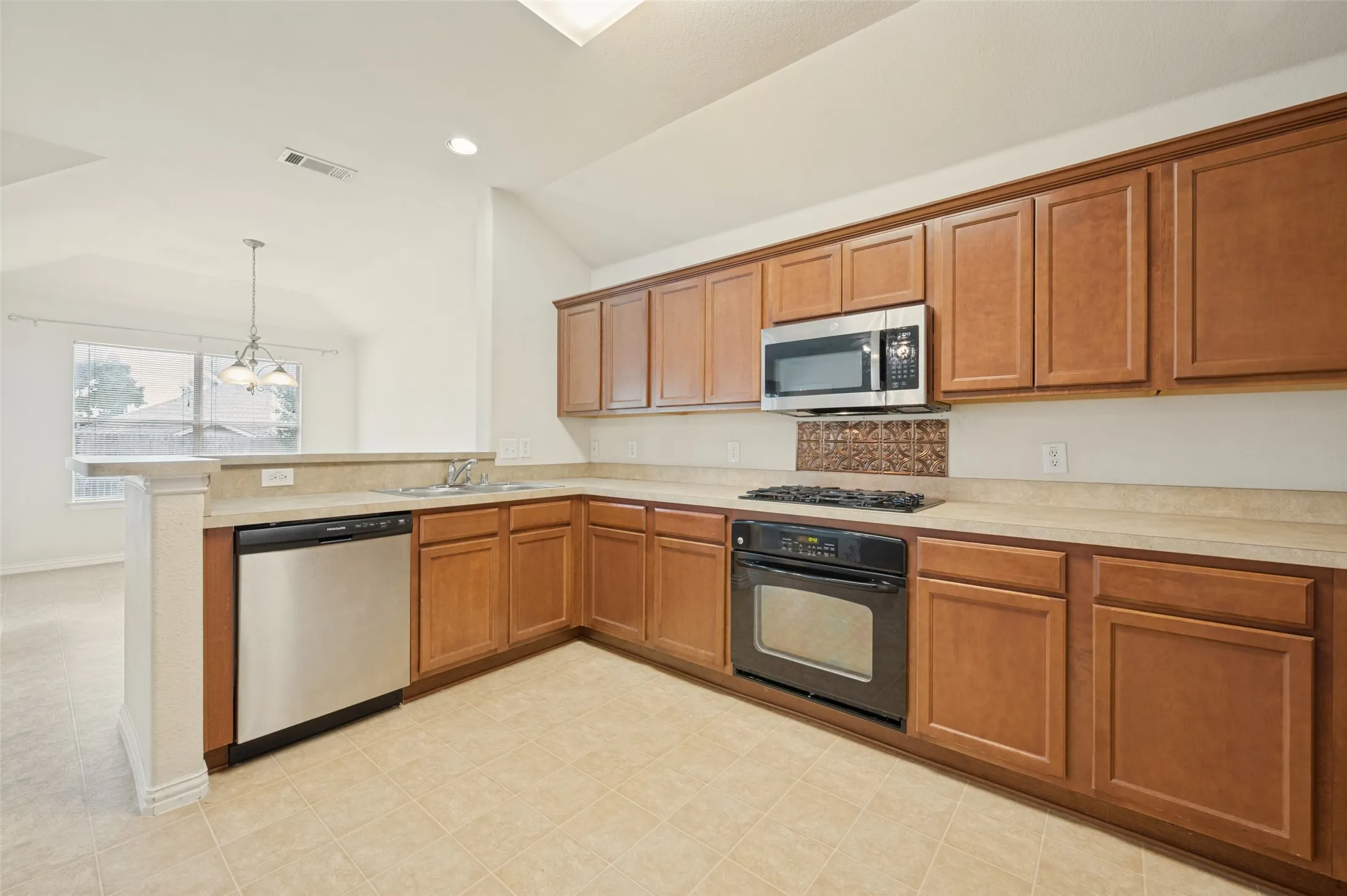 Single Family Residence For Rent in Collin County , 5005 Ridge Run Drive, Mc Kinney, Texas 75071, 3 Bedroom, 2 Bathroom, 2 Garage spaces, 1,529 Sqft, built in 2008, mls#21331324, Real Estate Agent in Mc Kinney, Homes For Rent in Collin county, Homes For Rent in Mc Kinney, Realtor in Mc Kinney Texas, Real Estate Brokerage Independent Realty Texas, Luminita Cordes Realtor