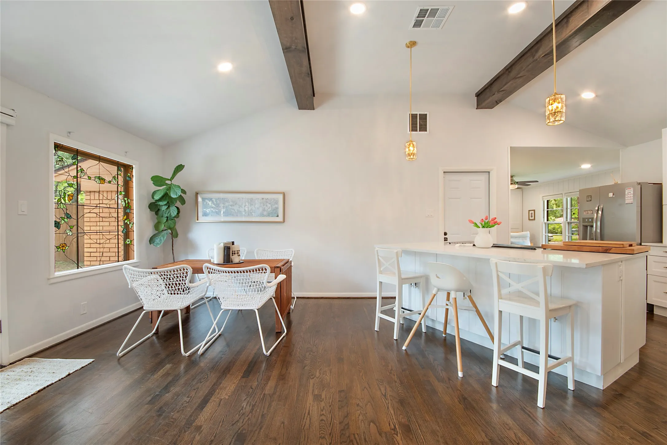 Single Family Residence For Rent in Tarrant County , 1200 Barker Street, Arlington, Texas 76012, 3 Bedroom, 2 Bathroom, 2 Garage spaces, 1,582 Sqft, built in 1956, mls#21331197, Real Estate Agent in Arlington, Homes For Rent in Tarrant county, Homes For Rent in Arlington, Realtor in Arlington Texas, Real Estate Brokerage Independent Realty Texas, Luminita Cordes Realtor